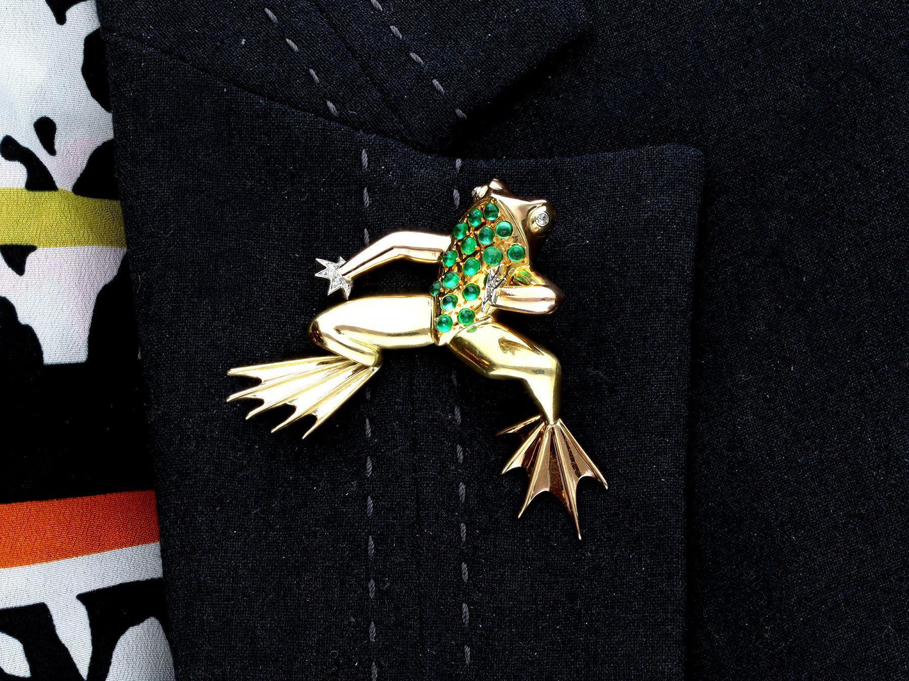 Vintage French 0.75 Carat Emerald and 0.11 Carat Diamond Yellow Gold Frog Brooch For Sale 3