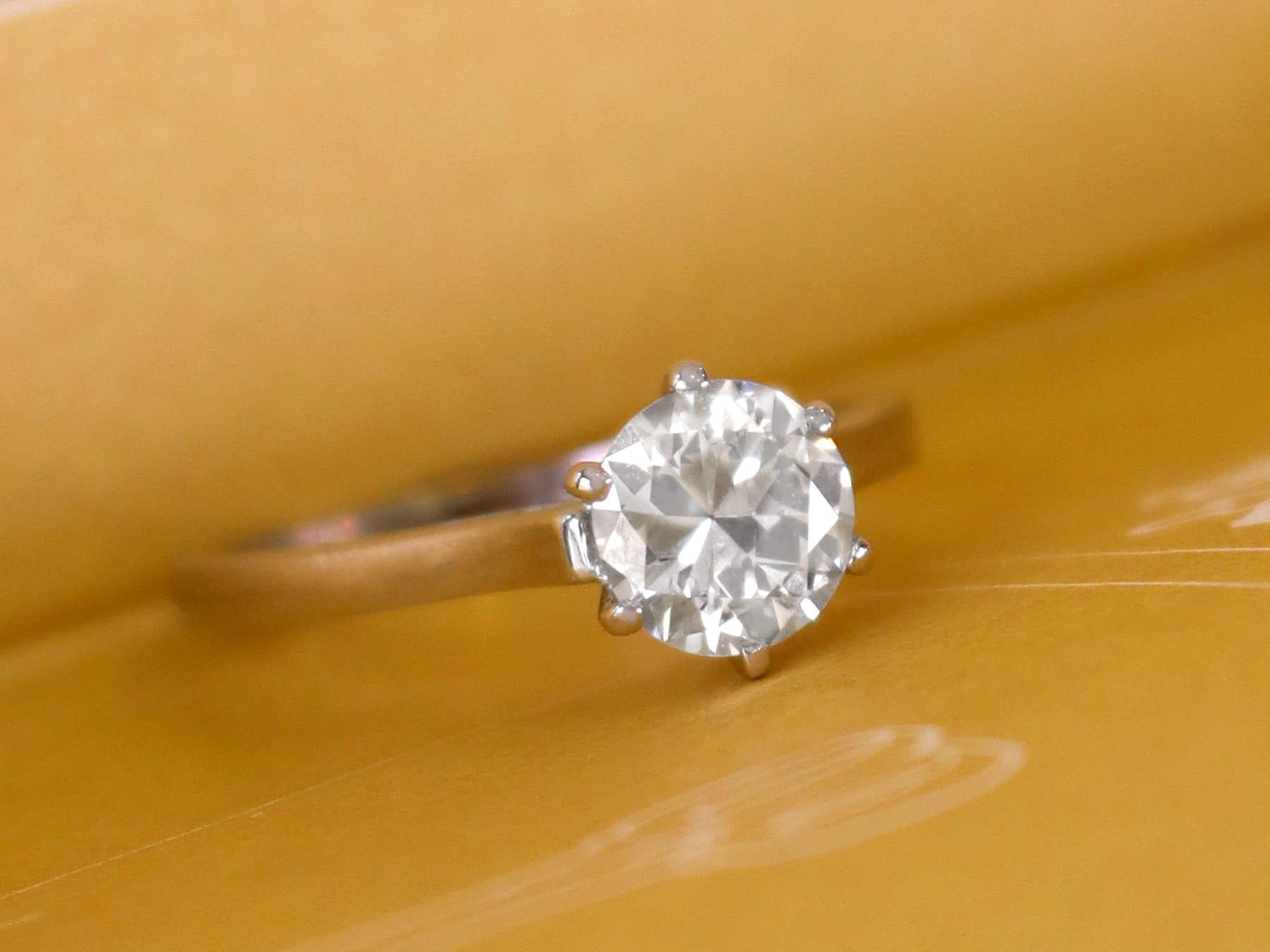 Une magnifique bague solitaire en or blanc 18 carats de 1,13 carat de diamant français vintage, qui fait partie de notre collection de bagues de fiançailles vintage.

Cette magnifique, fine et impressionnante bague de fiançailles des années 1950 a