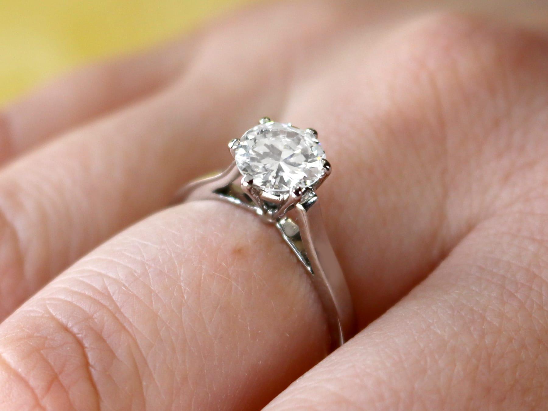 Taille ronde Bague de fiançailles française solitaire en or blanc de 1,13 carat en vente