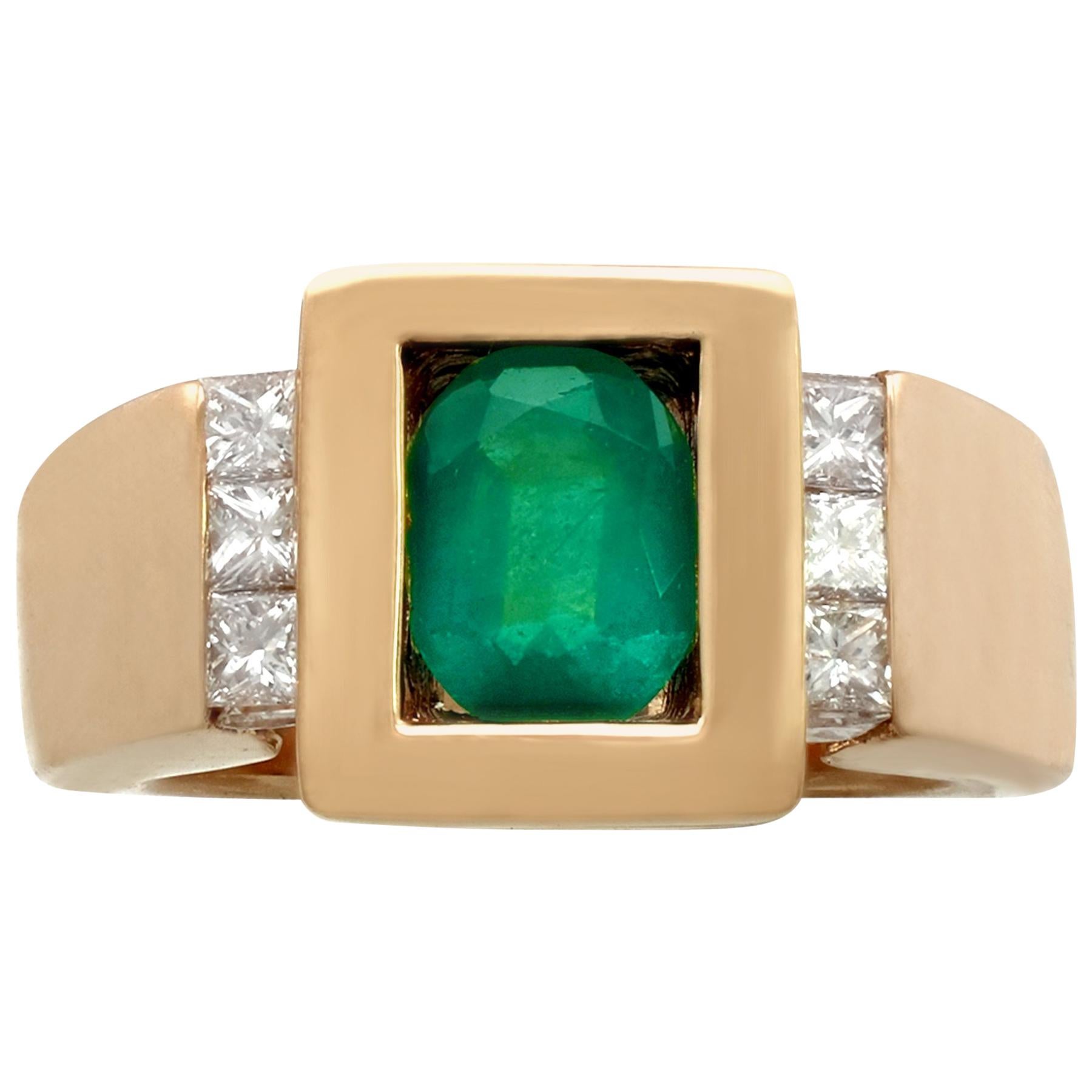 French 1.29 Carat Emerald and Diamond Yellow Gold Ring In Excellent Condition In Jesmond, Newcastle Upon Tyne