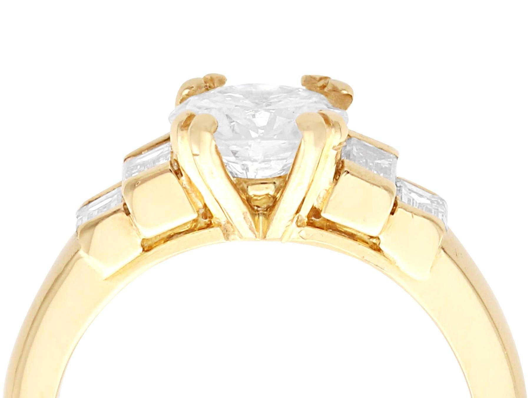 Un impresionante, fino e impresionante anillo solitario francés vintage de diamantes de 1,38 quilates y oro amarillo de 18 quilates; forma parte de nuestra variada colección de joyas vintage y joyas de herencia.

Este asombroso, fino e impresionante