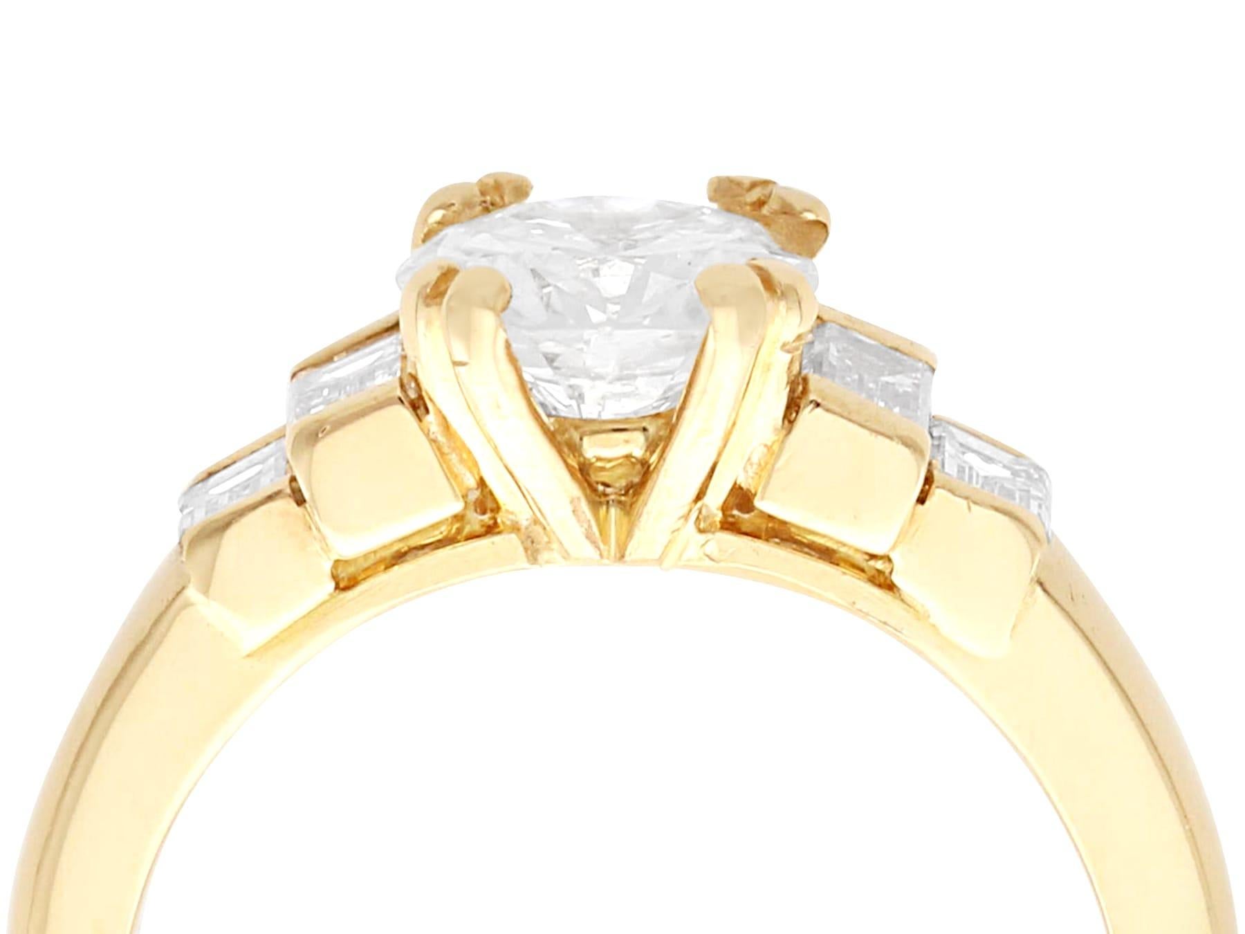 Ein atemberaubender, feiner und beeindruckender französischer Solitärring mit 1,38 Karat Diamant und 18 Karat Gelbgold; Teil unserer vielfältigen Kollektion von Vintage-Schmuck und Nachlassschmuck

Dieser atemberaubende, feine und beeindruckende