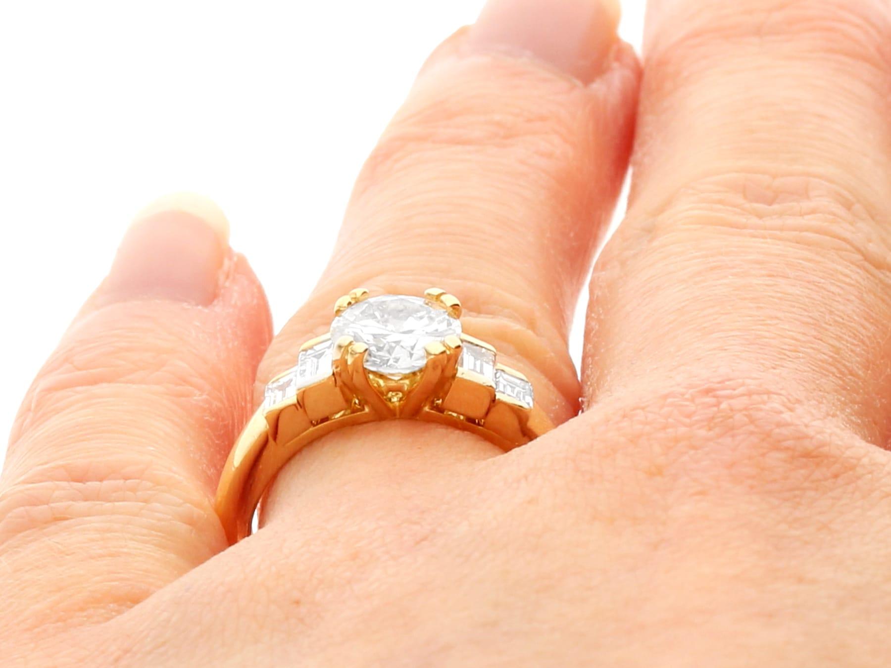 Anillo de compromiso solitario vintage francés de oro amarillo y diamantes de 1,38 quilates en venta 3