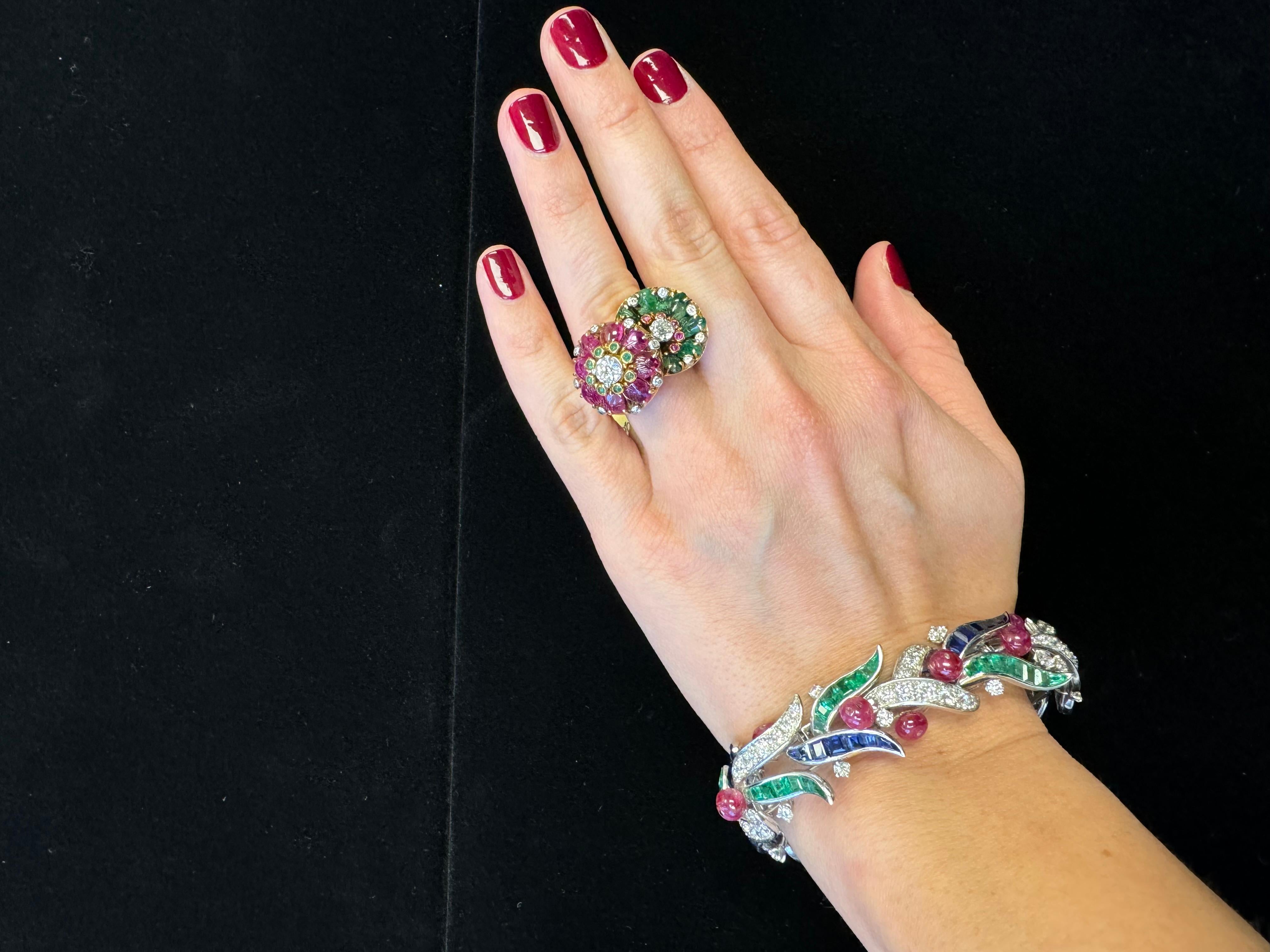 Vintage French 14K Yellow Gold Carved Emerald, Ruby & Diamond Double Flower Ring en vente 9