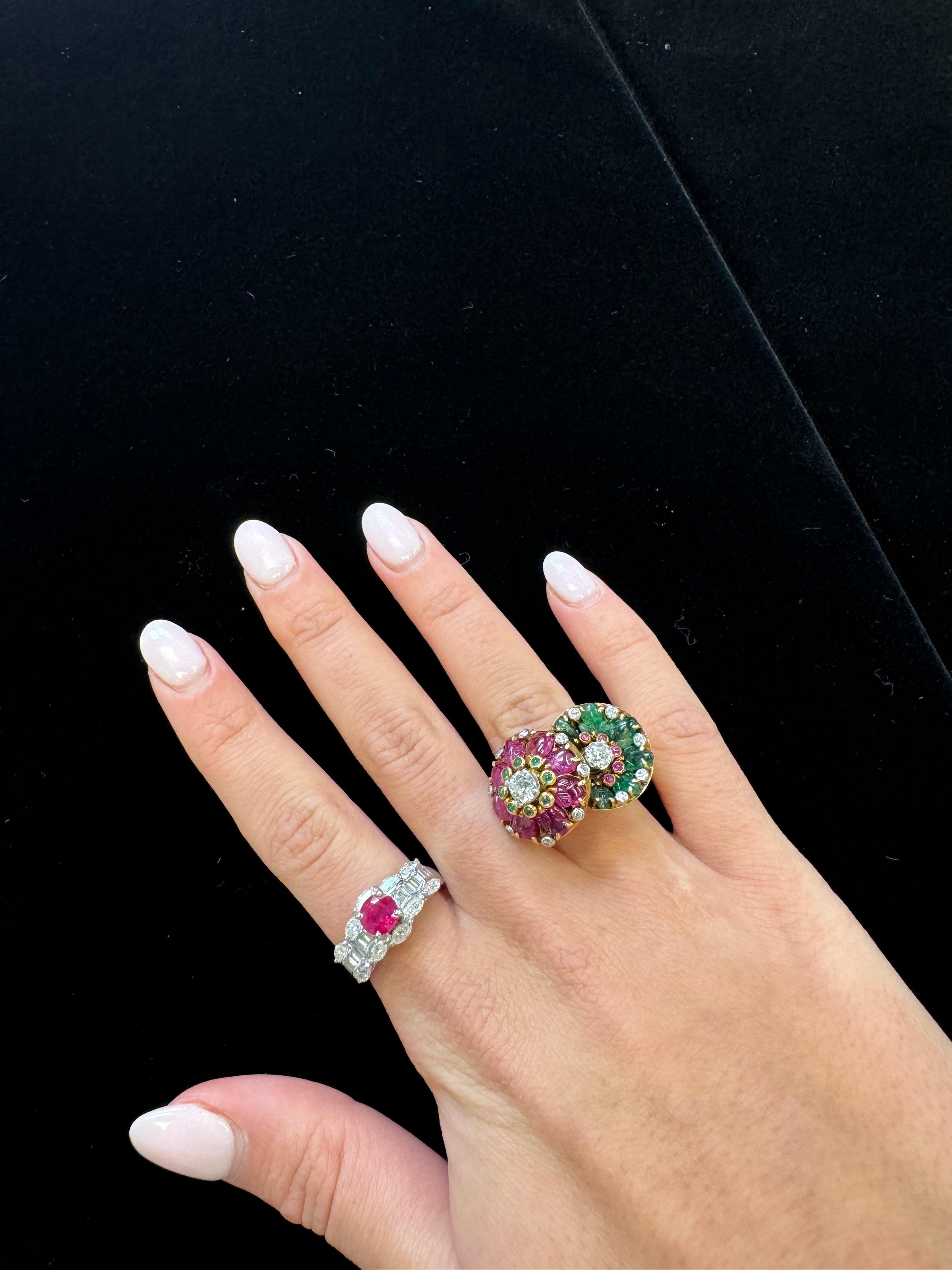 Vintage French 14K Yellow Gold Carved Emerald, Ruby & Diamond Double Flower Ring en vente 11