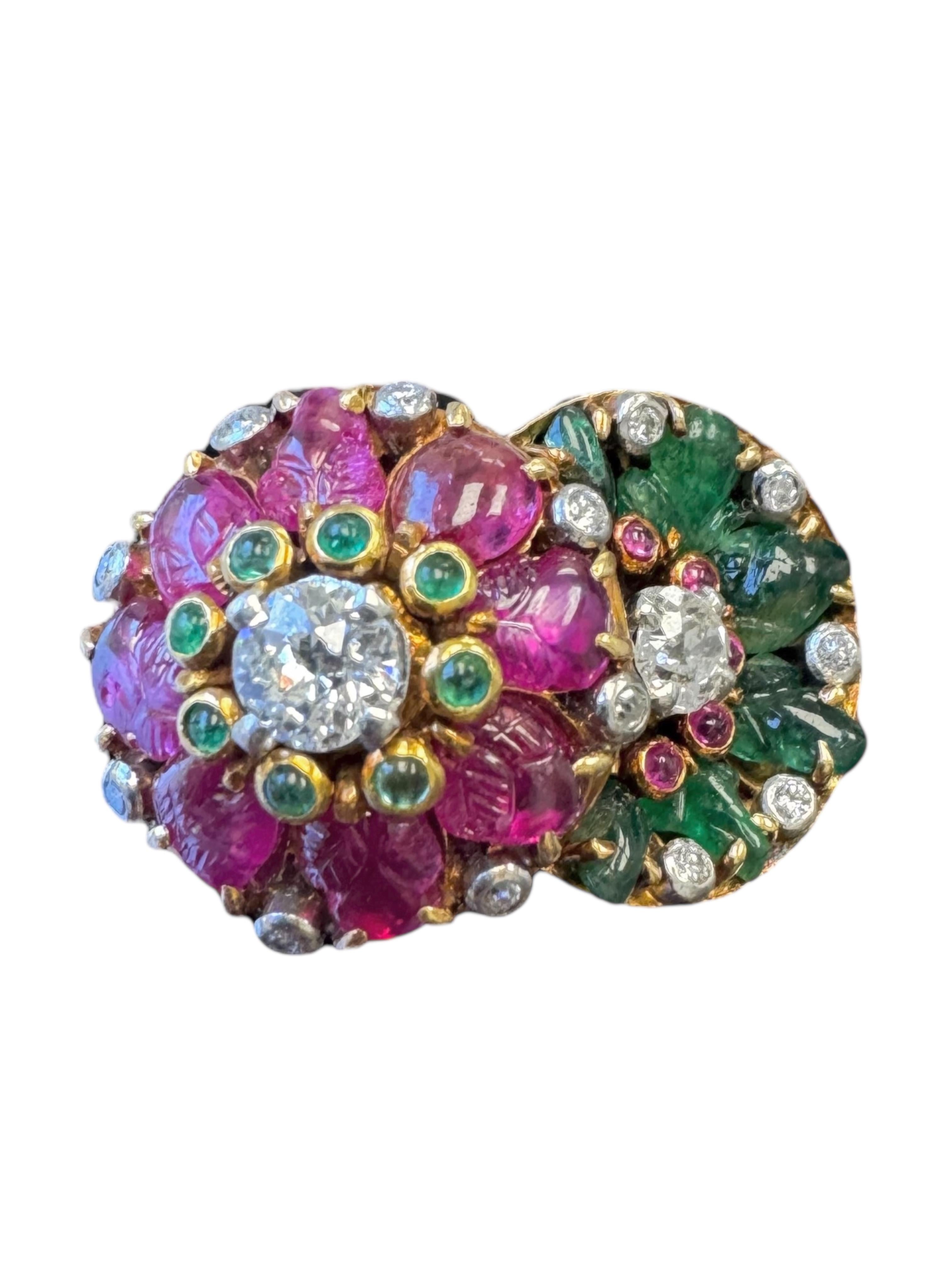 Vintage Französisch 14K Gelbgold geschnitzt Smaragd, Rubin & Diamant Double Flower Ring (Brillantschliff) im Angebot