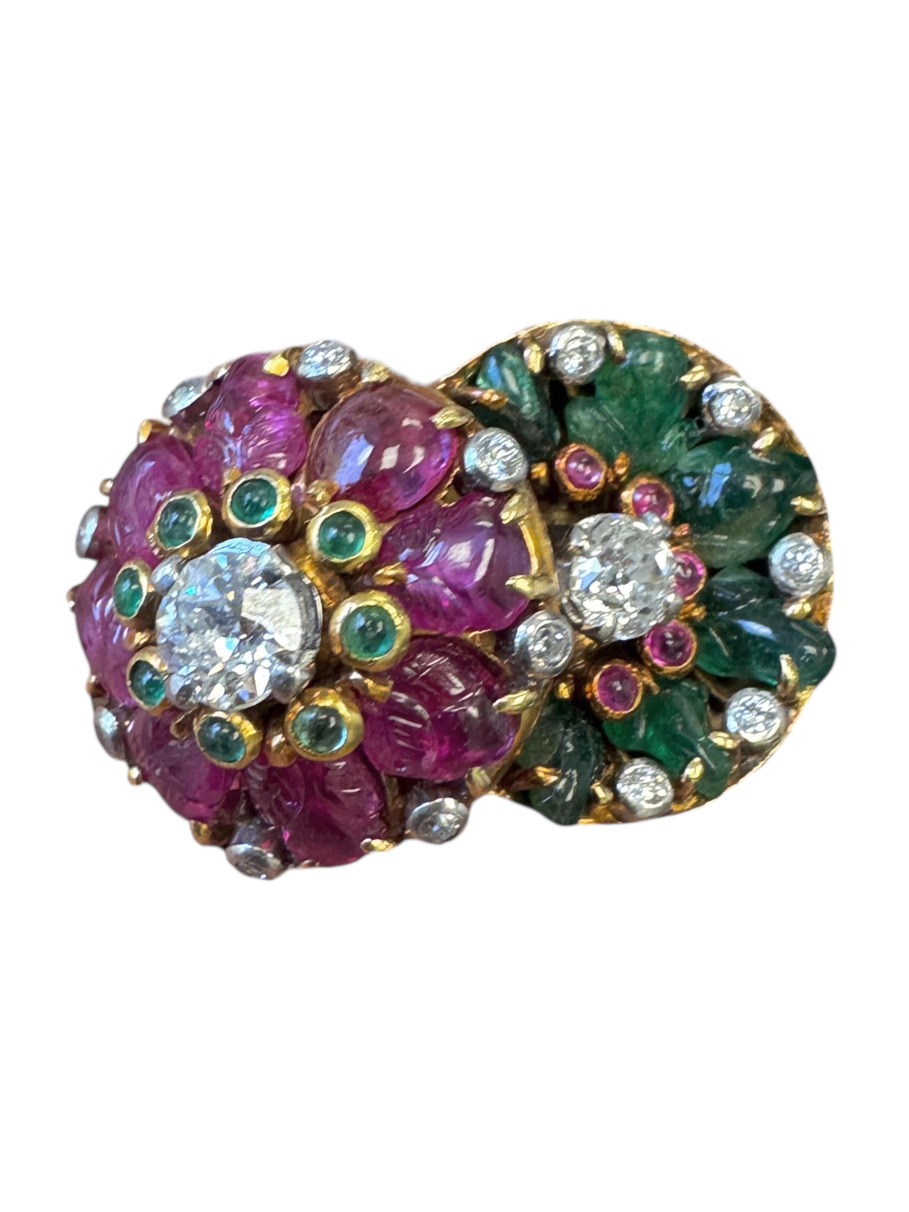 Vintage Französisch 14K Gelbgold geschnitzt Smaragd, Rubin & Diamant Double Flower Ring im Zustand „Hervorragend“ im Angebot in Great Neck Plaza, NY