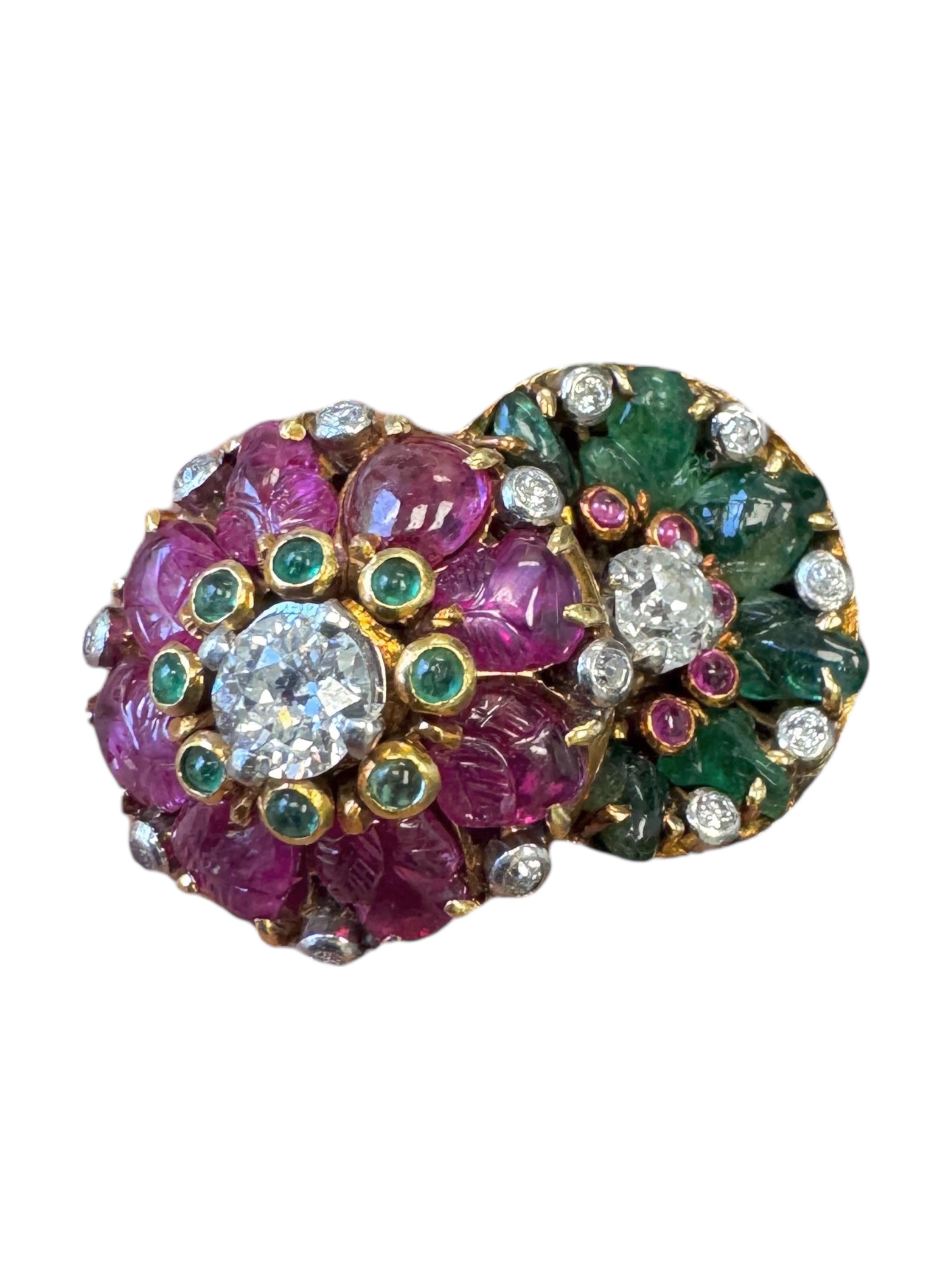 Vintage Französisch 14K Gelbgold geschnitzt Smaragd, Rubin & Diamant Double Flower Ring für Damen oder Herren im Angebot