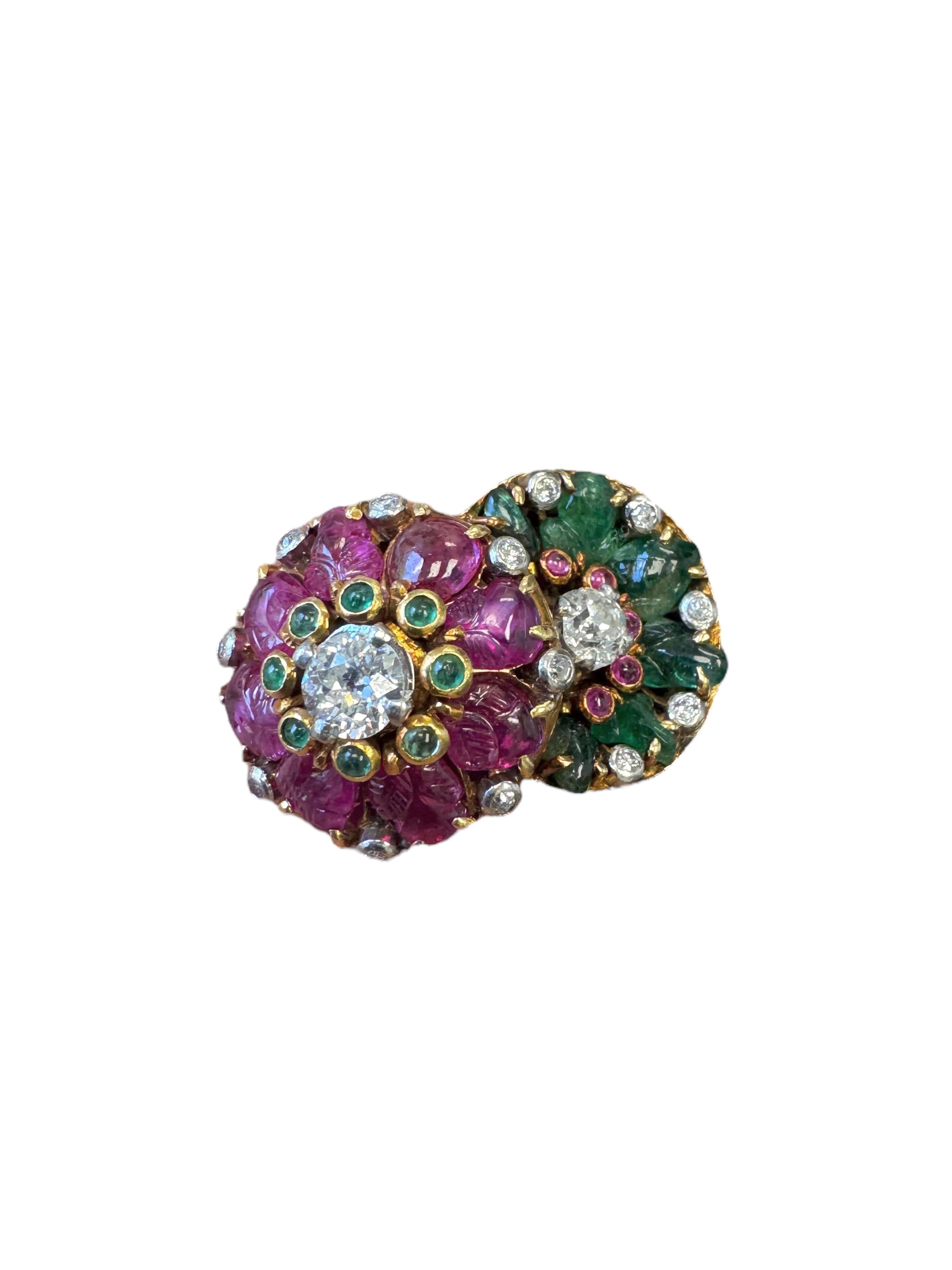 Vintage French 14K Yellow Gold Carved Emerald, Ruby & Diamond Double Flower Ring Excellent état - En vente à Great Neck Plaza, NY