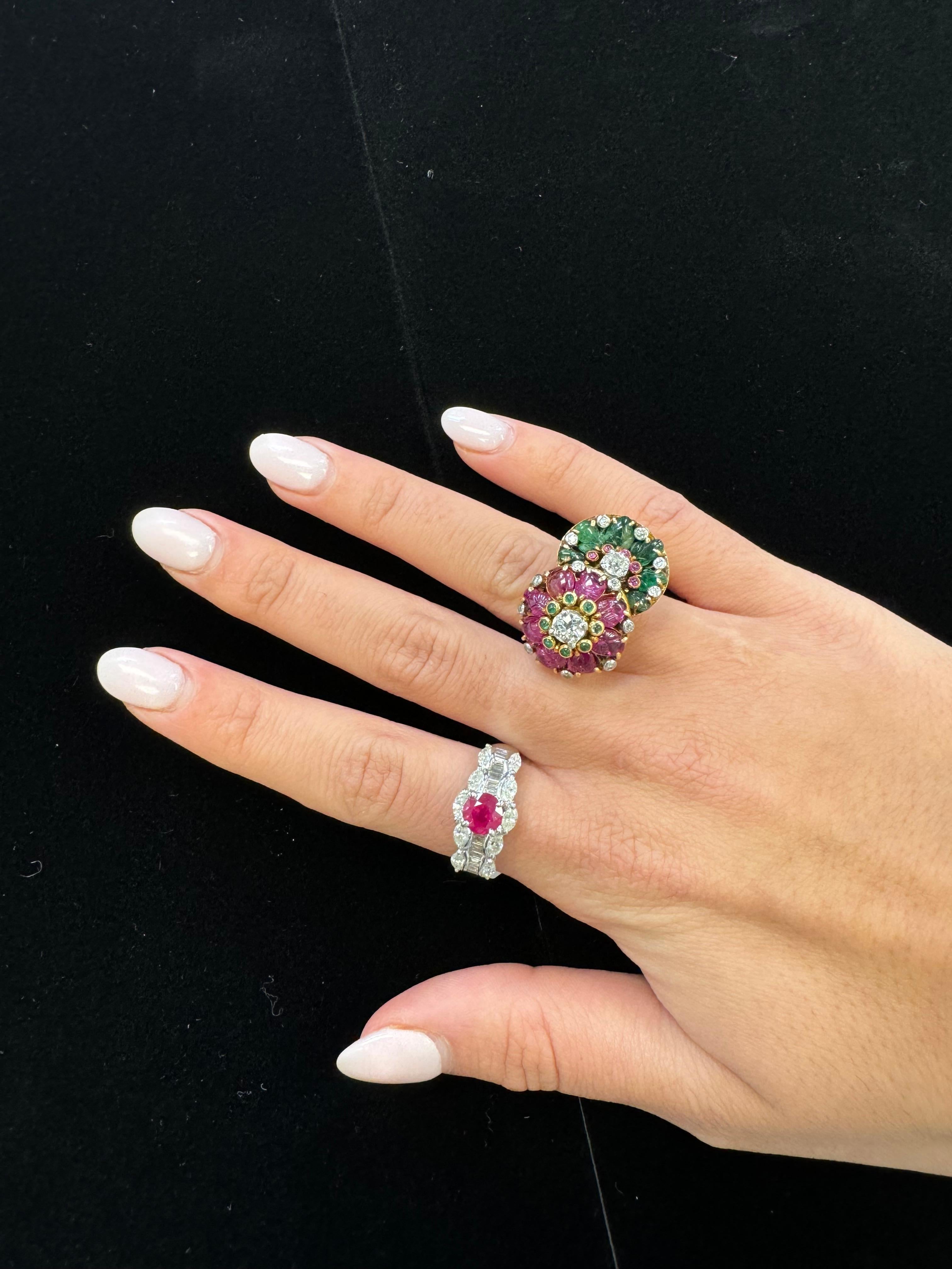 Vintage French 14K Yellow Gold Carved Emerald, Ruby & Diamond Double Flower Ring en vente 2
