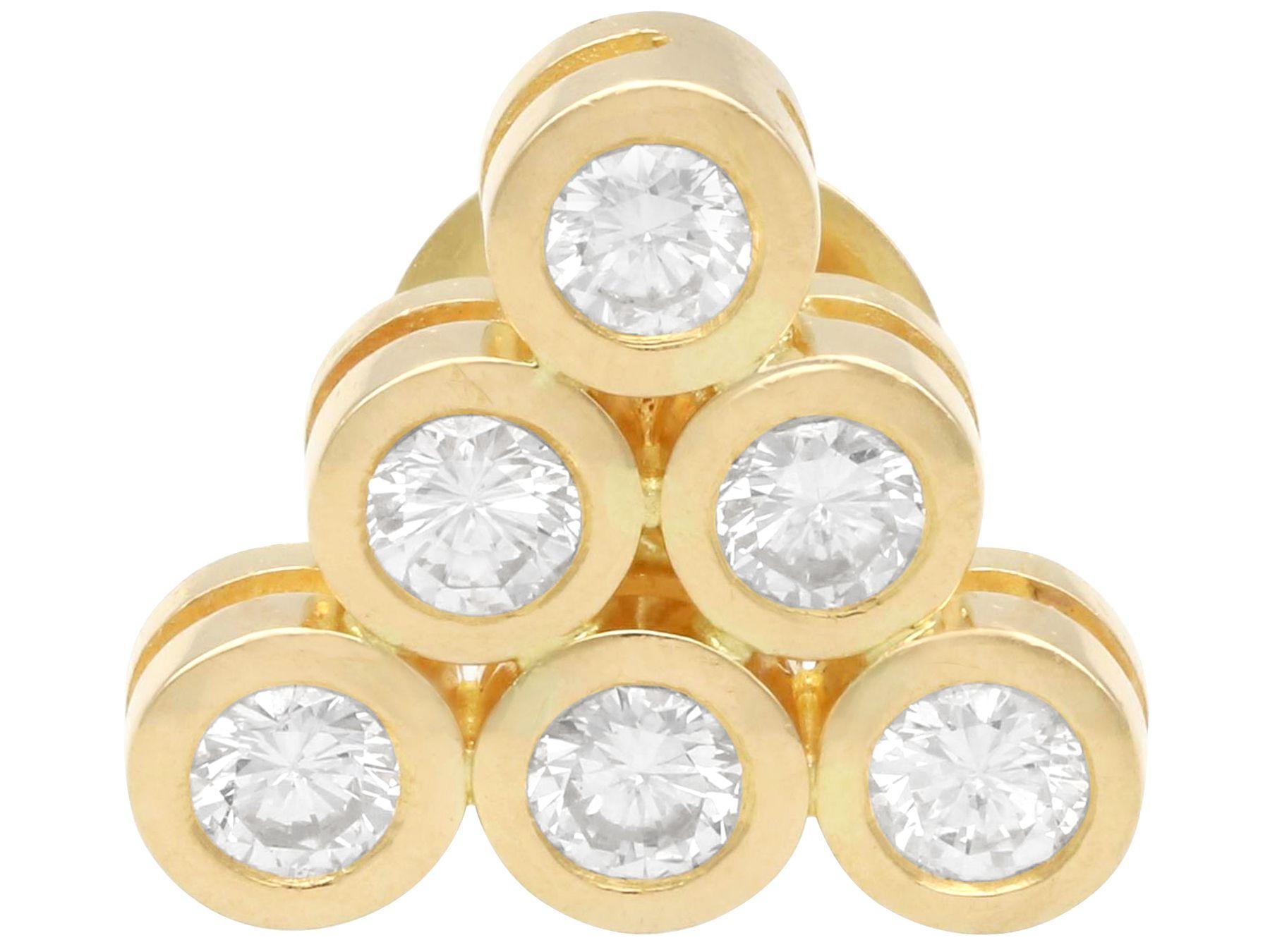 Round Cut Vintage French 1.56 Carat Diamond and Yellow Gold Triangular Earrings For Sale