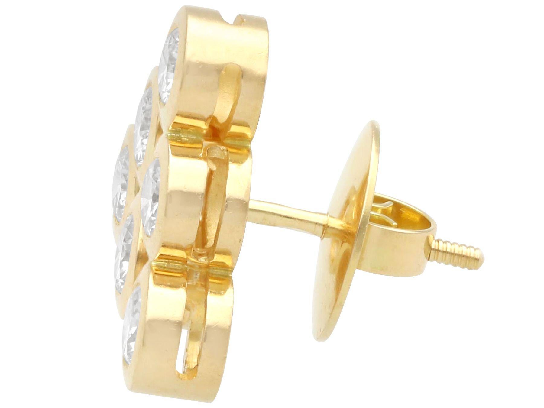 Women's or Men's Vintage French 1.56 Carat Diamond and Yellow Gold Triangular Earrings For Sale