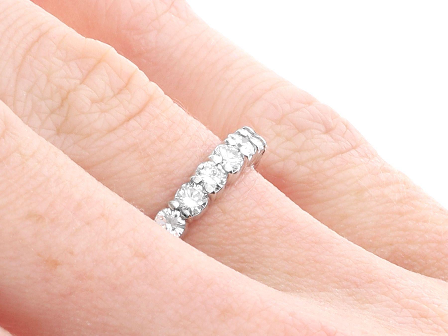 Anillo de eternidad vintage francés de oro blanco y diamantes de 1.76 quilates en venta 2