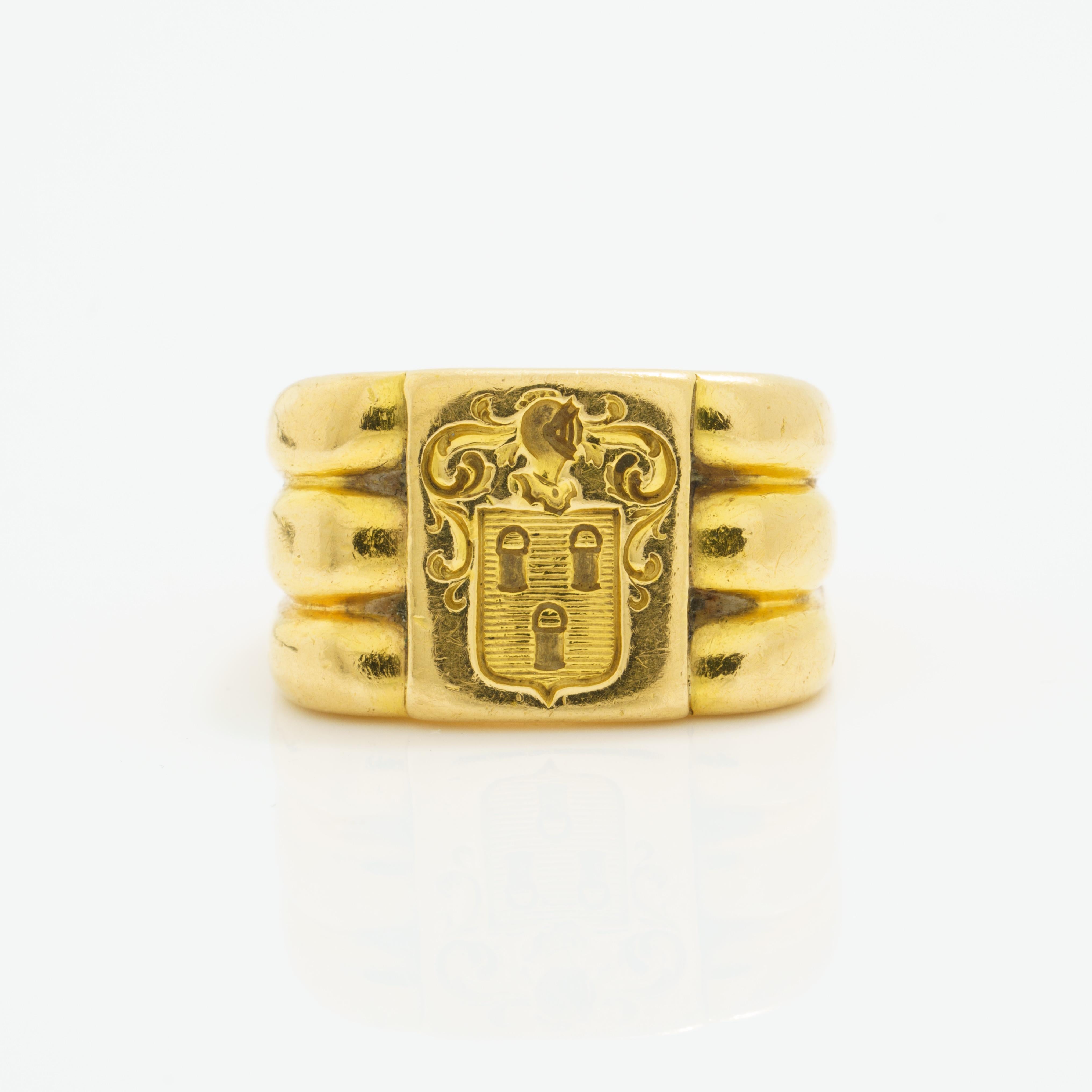 Vintage Retro French 18 Karat Signet Coat of Arms Ring c.1940's
13.6 grams
Solid 18 Karat Gold
Beautiful vintage patina. Heavy.

Size 6.5
French Hallmarks