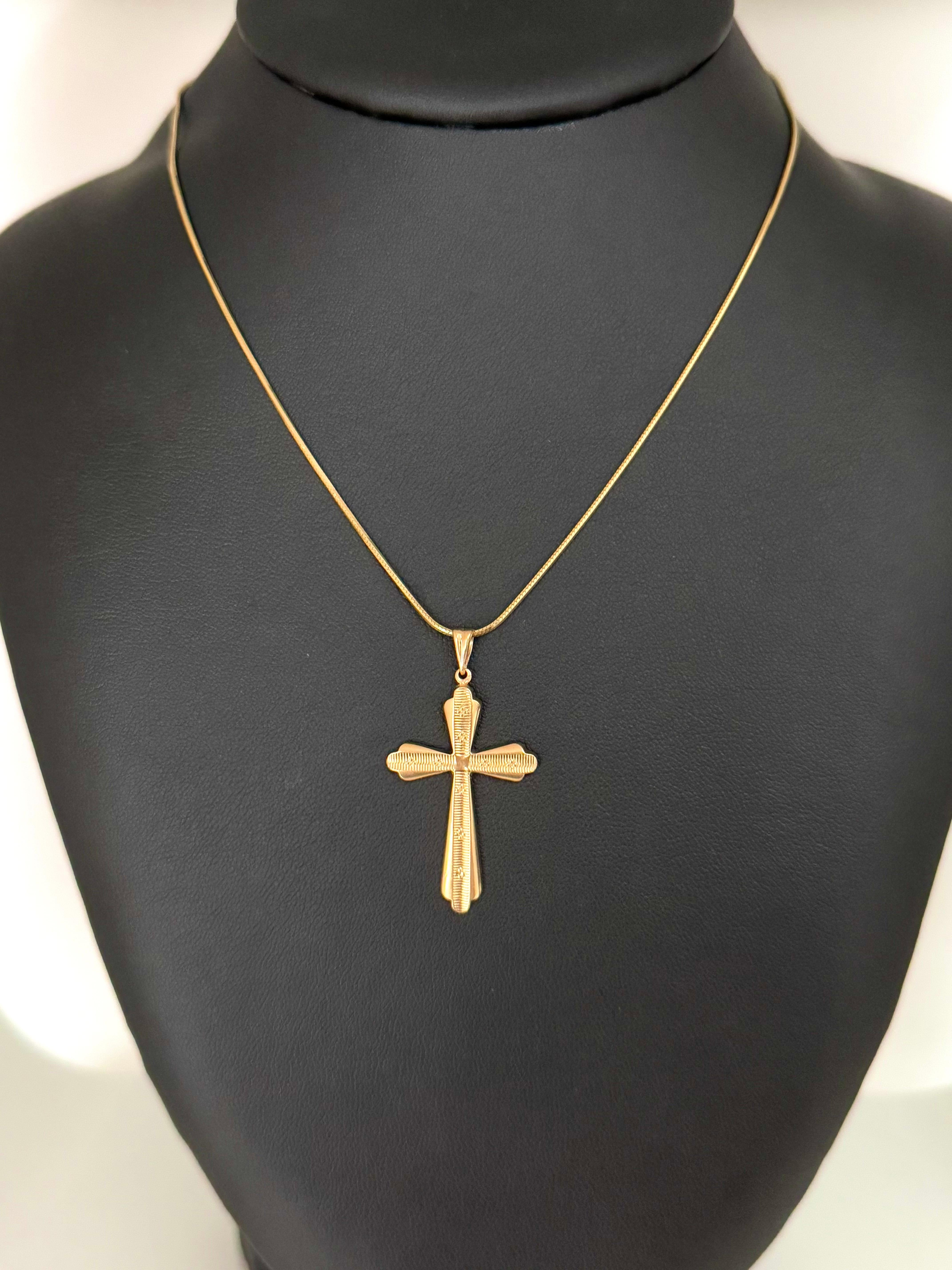 Questa croce francese d'epoca in oro giallo 18 carati è uno splendido gioiello religioso che mostra un'intricata lavorazione artigianale ed eleganti motivi floreali. 

La croce è ornata da delicate incisioni floreali e da dettagli in rilievo che le