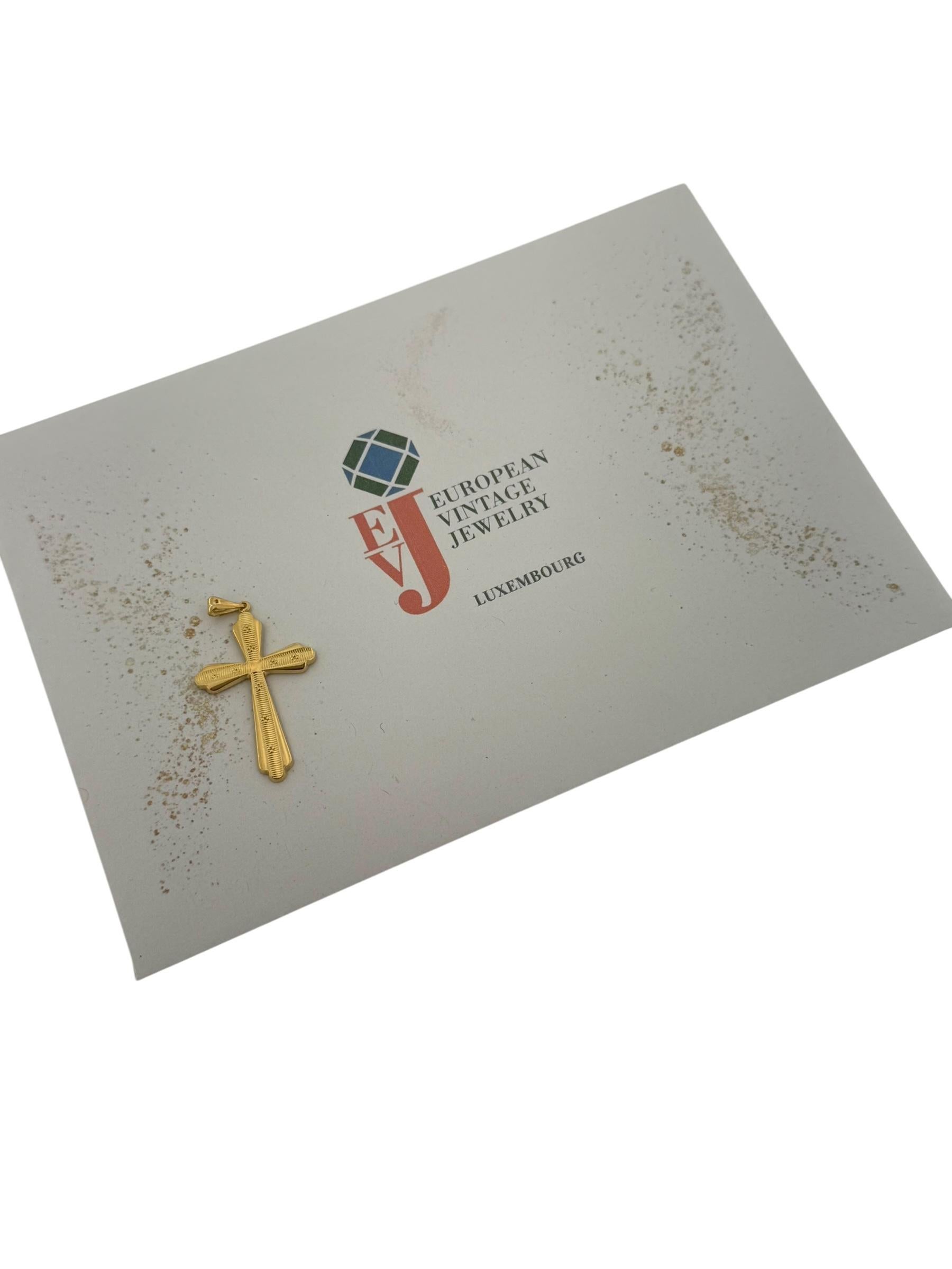 Croce francese d'epoca in oro giallo 18 carati con fiori in vendita 1