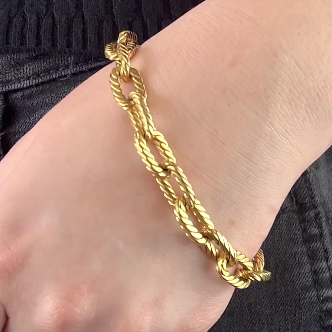 Eine Vintage Französisch 18 Karat Gelbgold Twisted Link-Armband. Gefertigt aus 18 Karat Gelbgold mit französischen Punzen. Um 1960er. Das Armband misst 8 1/4 Zoll in der Länge. 

Über diesen Artikel: Erleben Sie die Ära, in der der Stil in