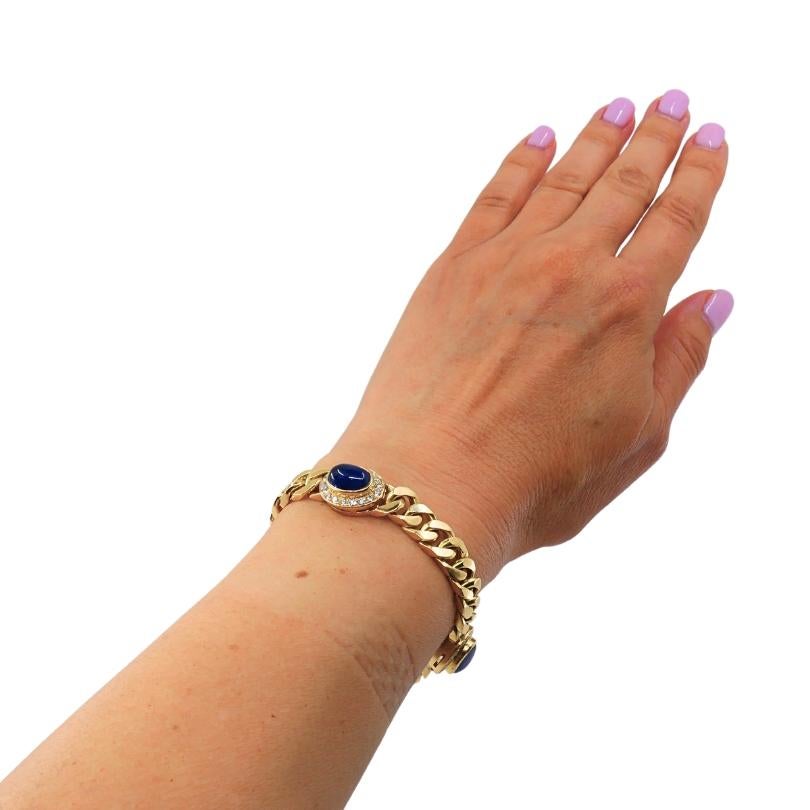 Ein klassisches Vintage-Armband aus 18 Karat Gold mit Saphiren und Diamanten. Die Saphire sind im Cabochon-Schliff und in der Lünette gefasst, insgesamt drei Edelsteine. Die Diamanten sind im Rundschliff gefasst und rahmen die Saphire wunderschön