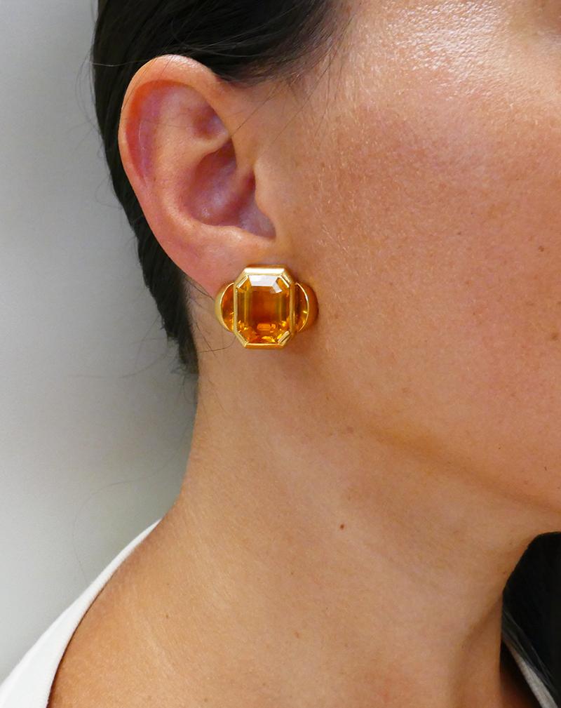 A pair of French vintage citrine 18k gold earrings. These bright, optimistic vintage earrings have an unusual design that makes these everyday earrings unique.
The emerald cut citrine mounted in gold octagonal setting with the thick hemispheric