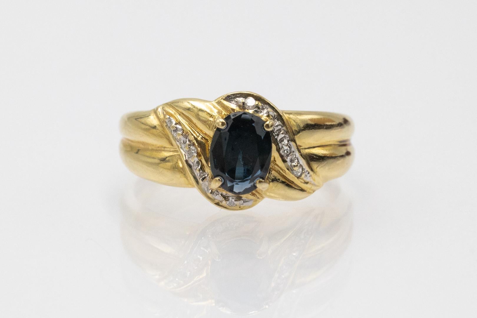 Une bague unique en or jaune 18 carats (0,750).

Cette bague en or présente un saphir naturel ovale central d'environ 1,00 ct et six diamants totalisant environ 0,02 ct.

Poids de l'article : 3,24 g

Origine : France, seconde moitié du XXe