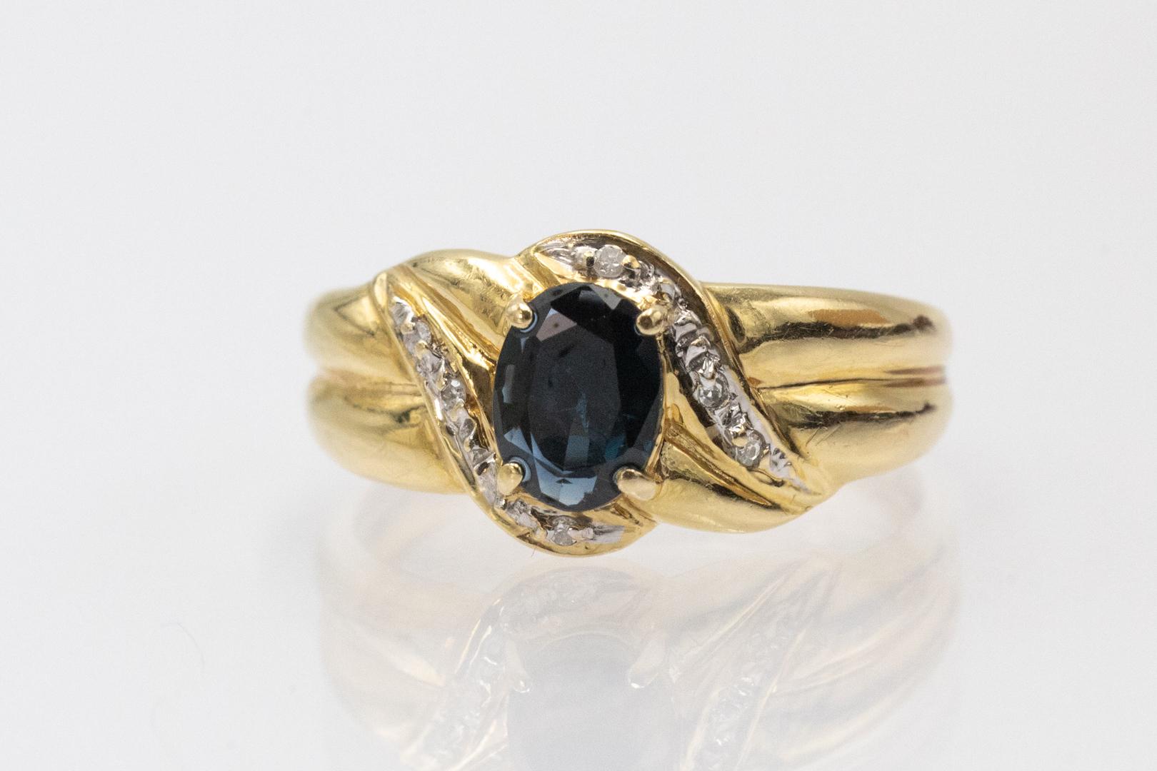 Taille ovale Bague vintage française en or 18k avec saphir et diamants. en vente