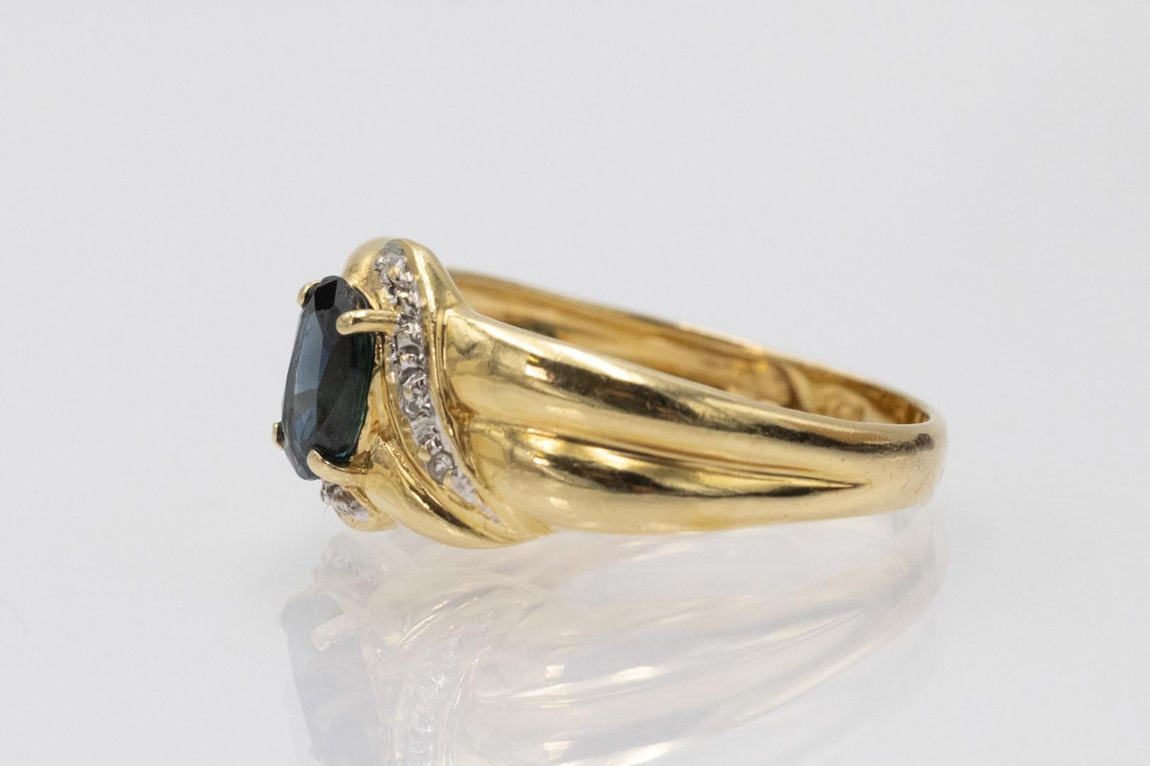 Bague vintage française en or 18k avec saphir et diamants. Bon état - En vente à Chorzów, PL