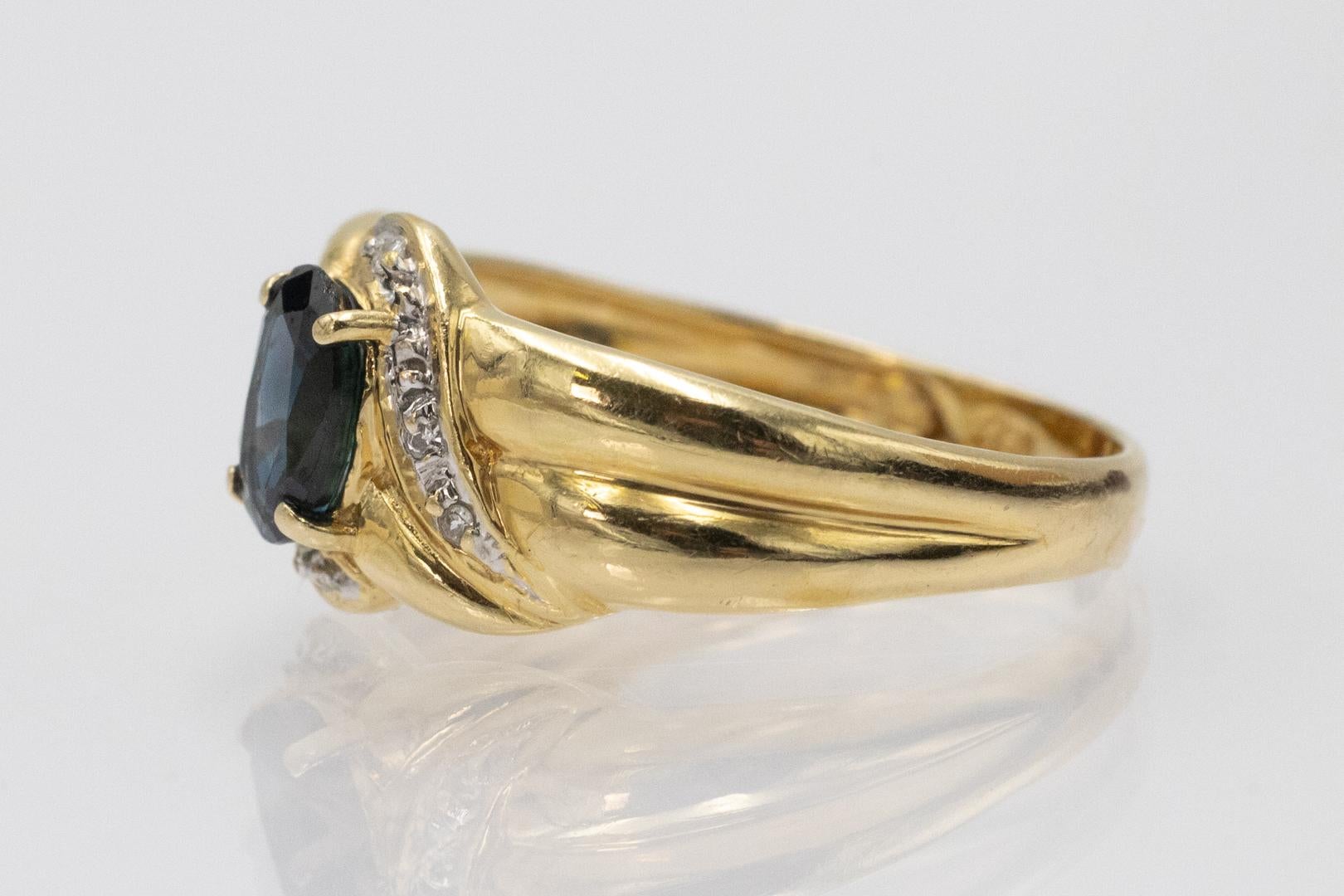 Bague vintage française en or 18k avec saphir et diamants. Pour femmes en vente