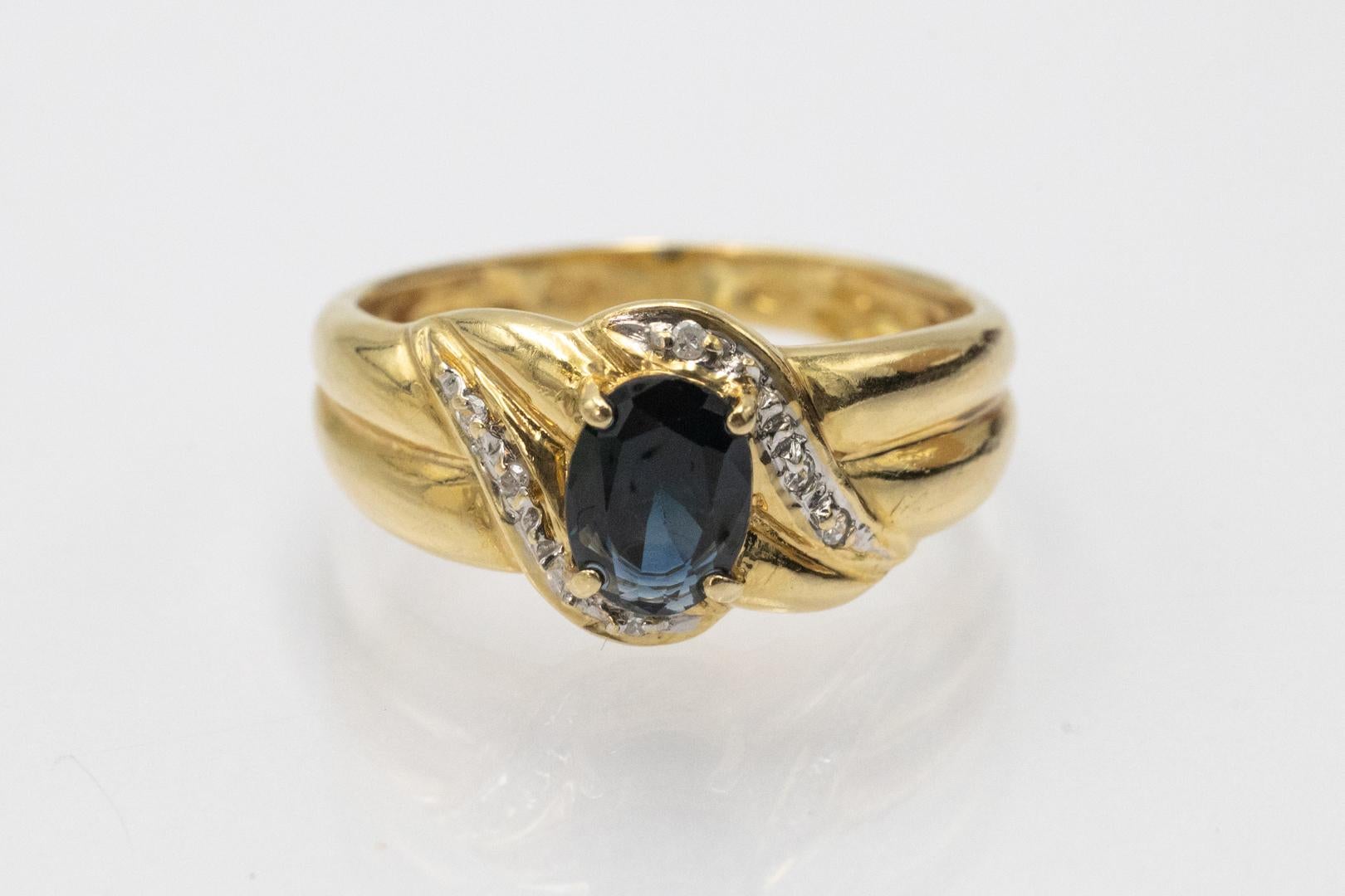 Bague vintage française en or 18k avec saphir et diamants. en vente 1