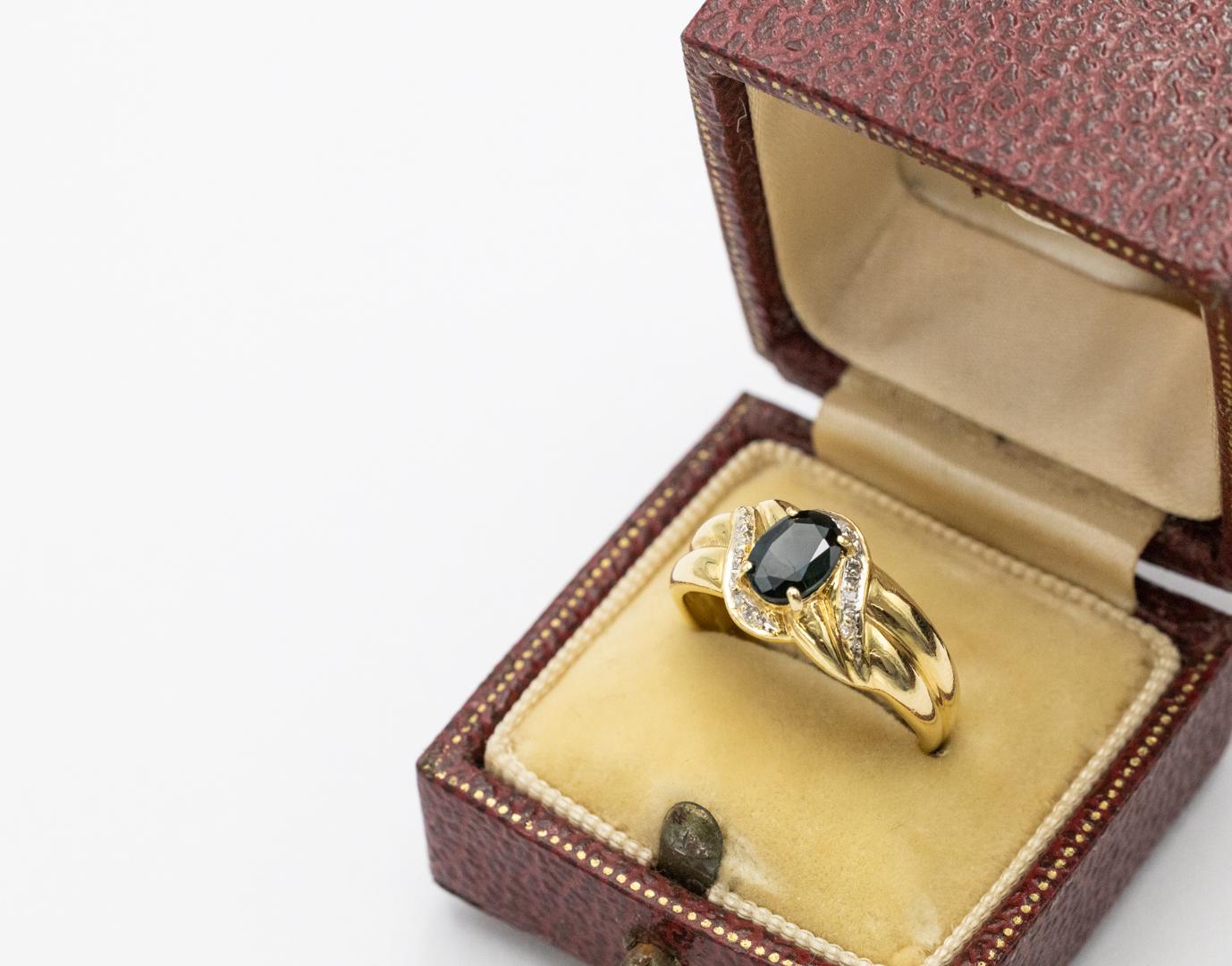 Bague vintage française en or 18k avec saphir et diamants. en vente 3
