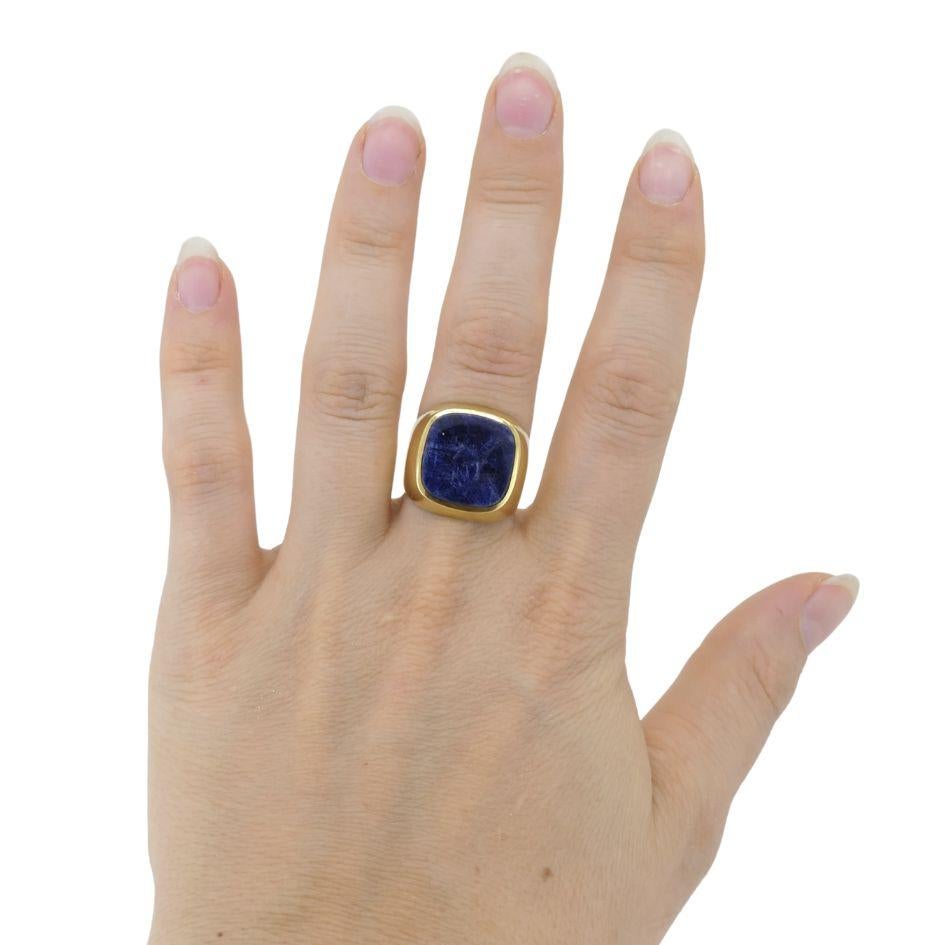 Dieser französische Sodalithring im Vintage-Stil ist aus 18 Karat Gelbgold gefertigt und stammt aus den 1970er Jahren. Das kühne Design zeigt einen quadratischen Cabochon-Sodalit, tiefblau mit natürlichen Variationen, bündig eingefasst in eine