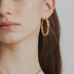 Boucles d'oreilles vintage françaises en or tricolore 18 carats, de forme anneau creux torsadé, vers 1980