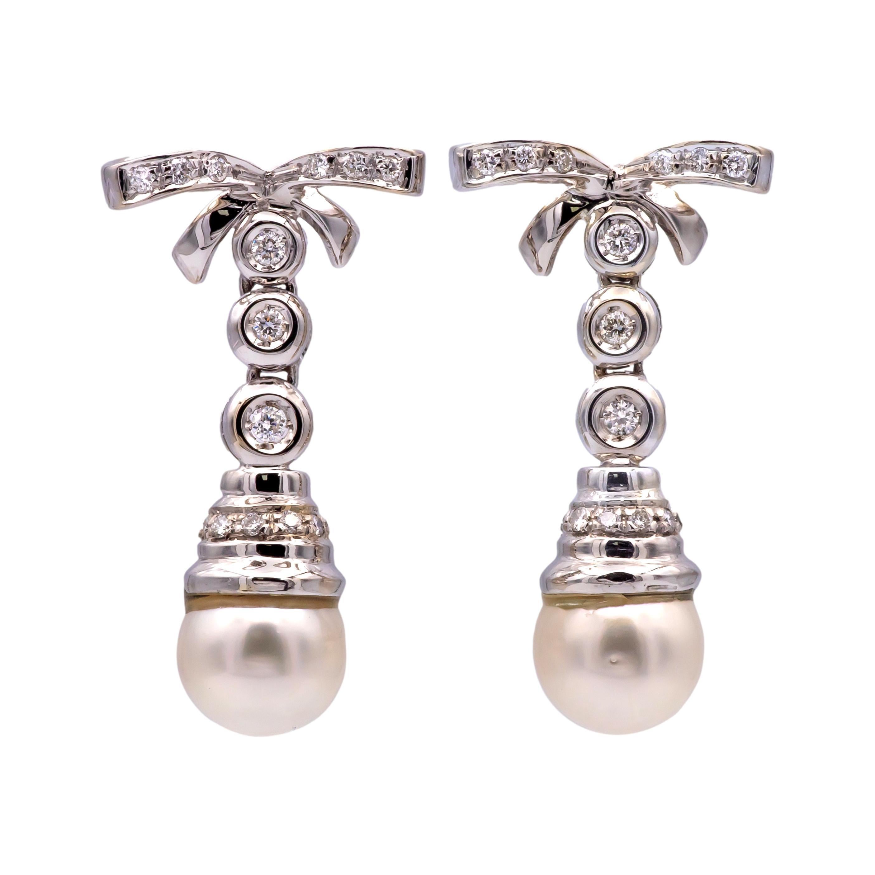 Estos pendientes colgantes franceses vintage están finamente elaborados en oro blanco de 18 quilates con sello francés y muestran una excelente artesanía. Cada pendiente presenta una brillante perla cultivada de 8,9 mm, complementada con 30