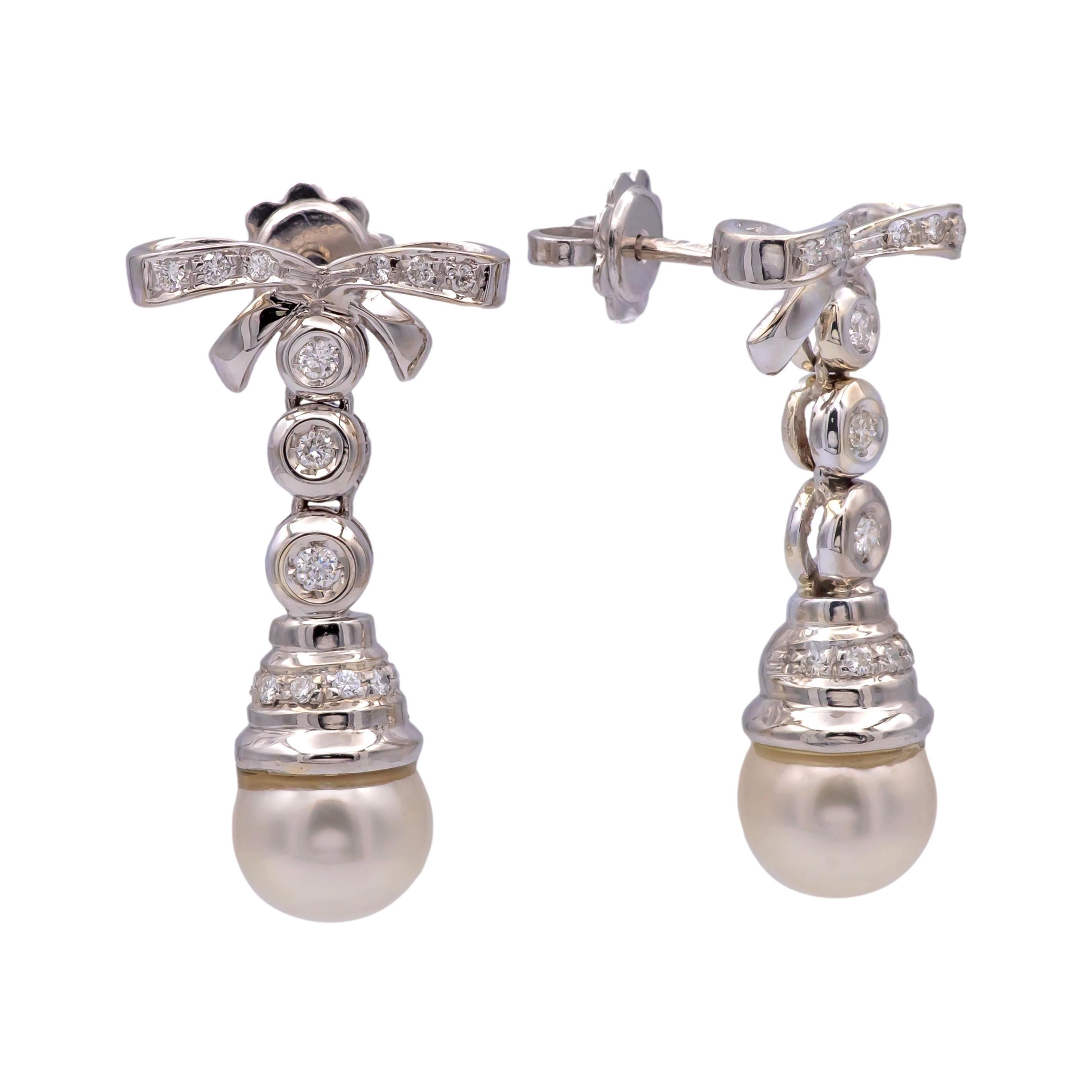 Pendientes colgantes vintage franceses de perlas cultivadas y diamantes en oro blanco de 18 quilates Corte redondo en venta