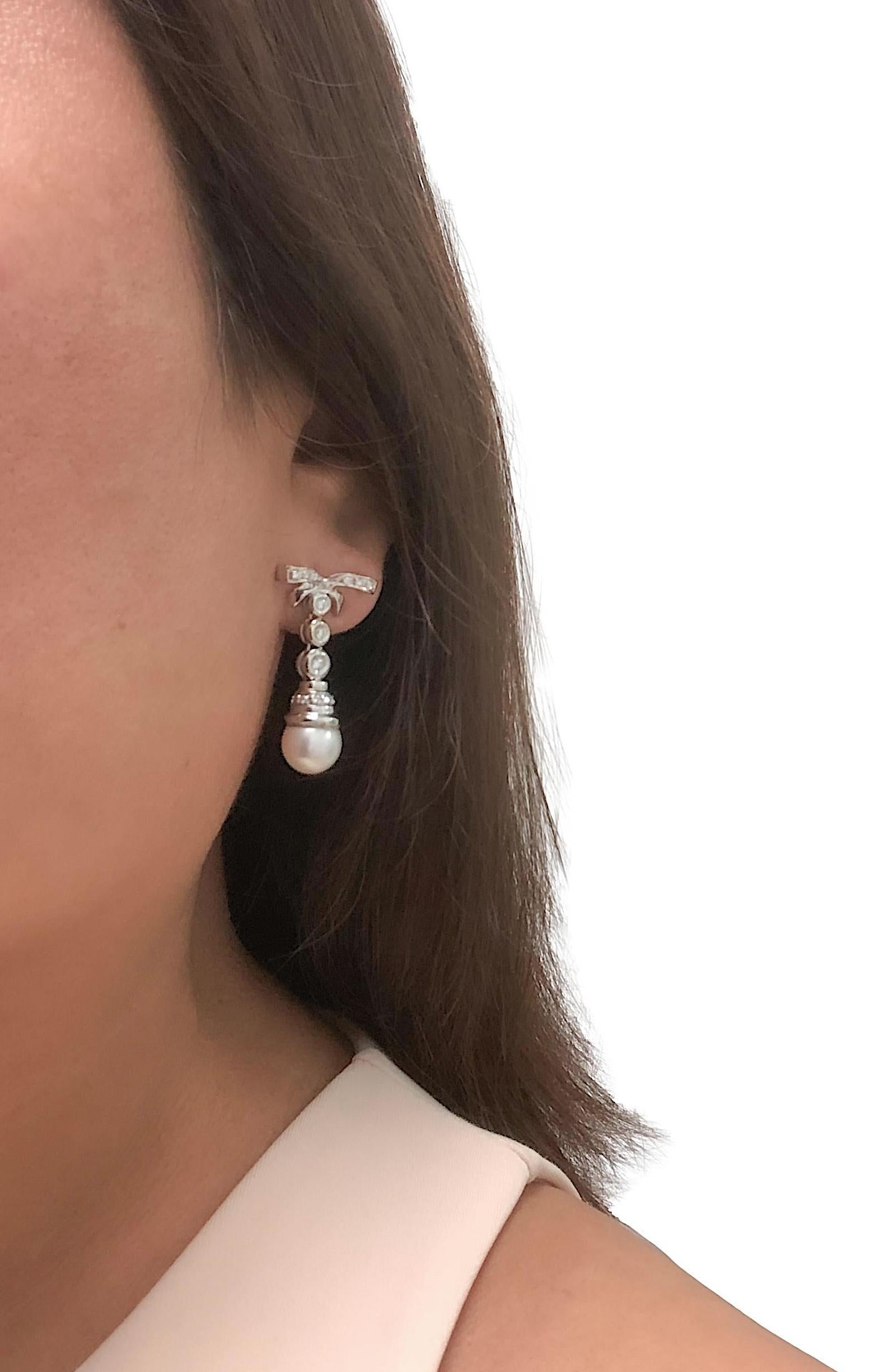 Pendientes colgantes vintage franceses de perlas cultivadas y diamantes en oro blanco de 18 quilates en venta 1
