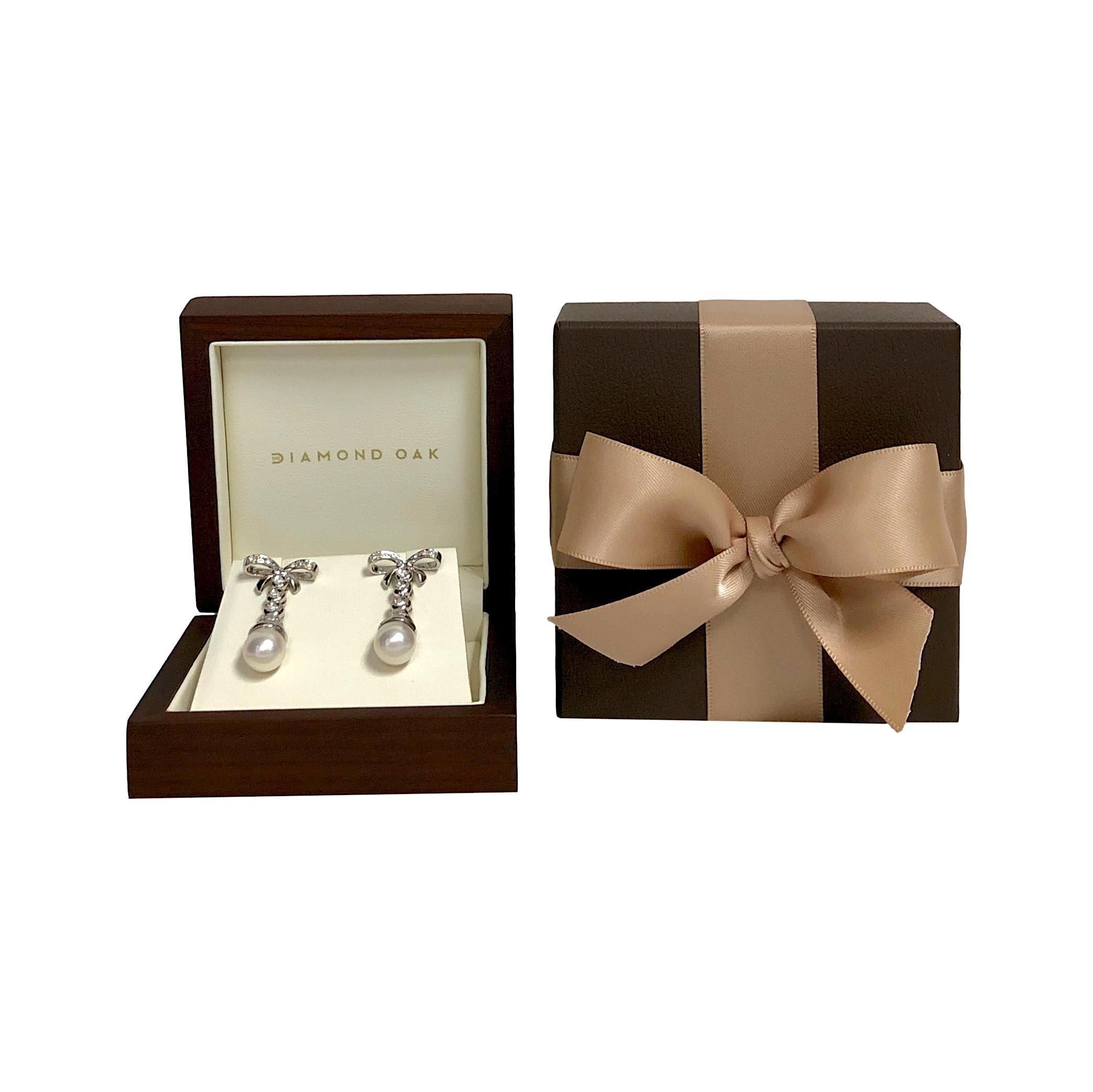 Pendientes colgantes vintage franceses de perlas cultivadas y diamantes en oro blanco de 18 quilates en venta 2