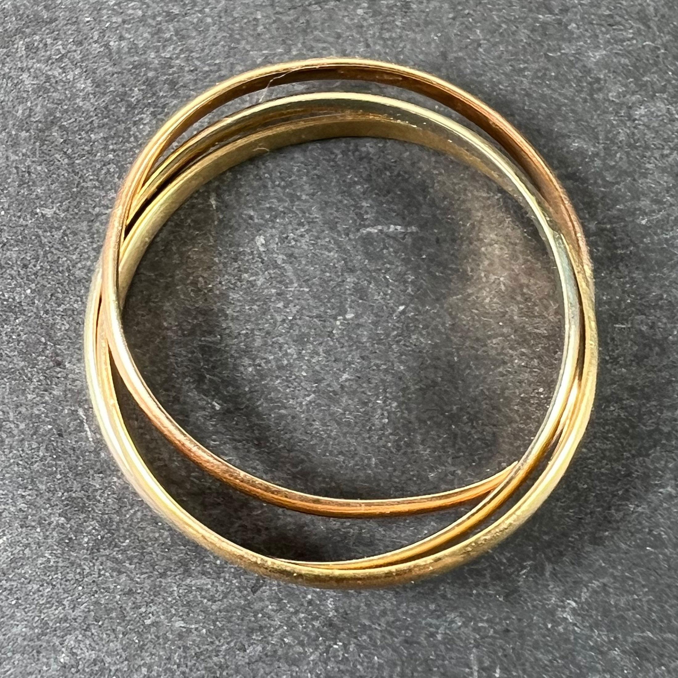 Bague française vintage en or 18 carats (18K), composée de trois anneaux entrelacés en or blanc, or rose et or jaune, dans le style de la trinité ou de l'alliance russe. Estampillé de la marque de l'aigle pour l'or 18 carats et de fabrication
