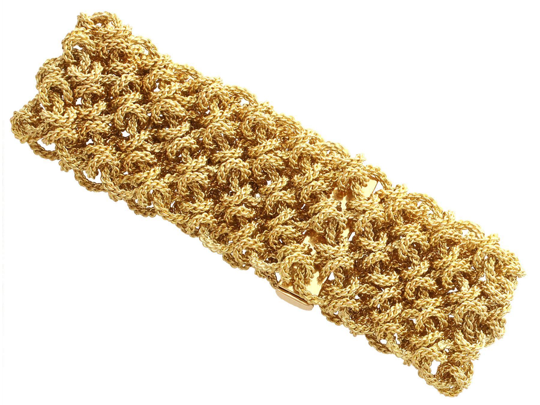 Ein wunderschönes französisches Vintage-Armband aus 18 Karat Gelbgold; Teil unserer vielfältigen Vintage-Schmuck- und Nachlasskollektionen.

Dieses atemberaubende, feine und beeindruckende Vintage-Goldarmband wurde aus 18 Karat Gelbgold