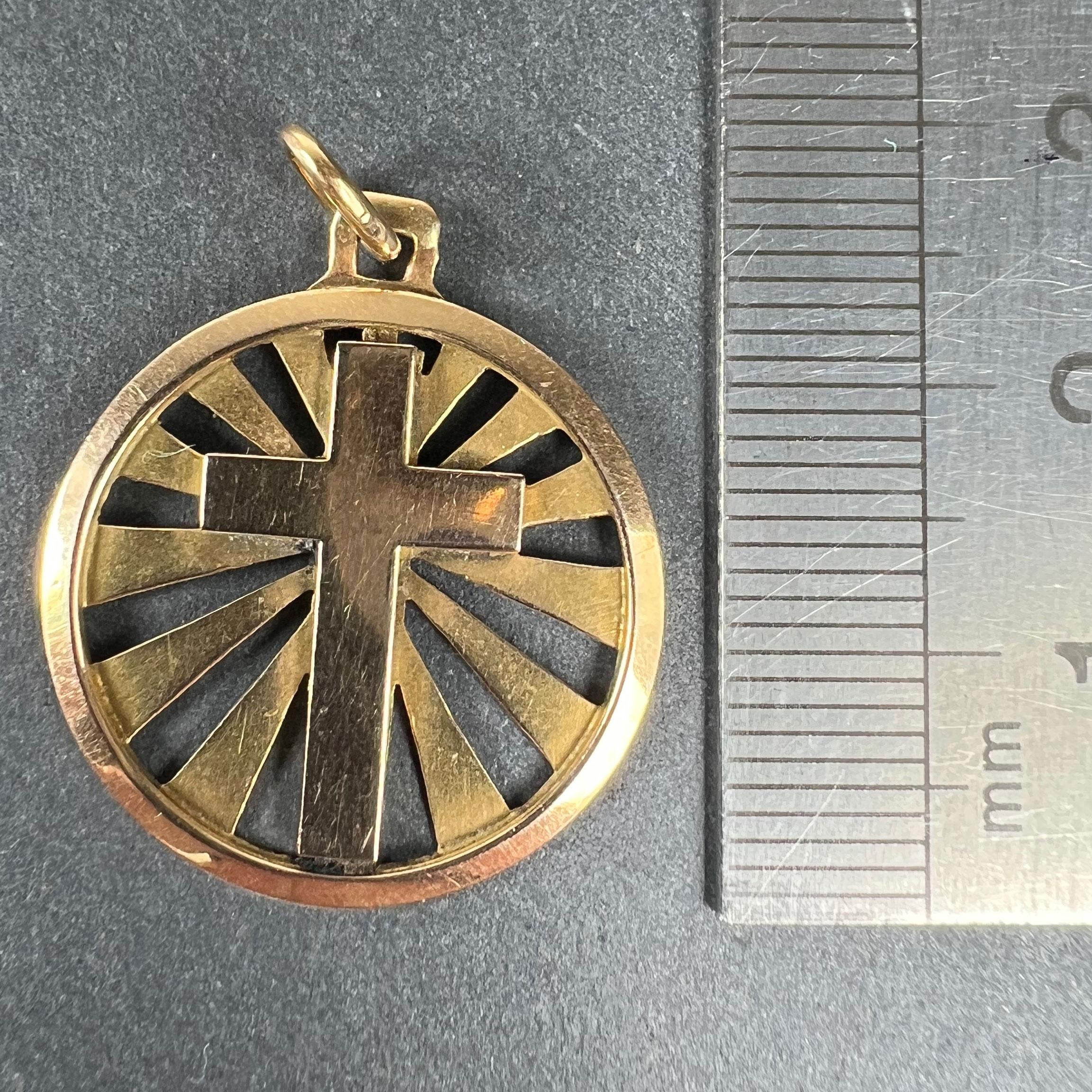 Ciondolo francese d'epoca in oro giallo 18 carati a forma di croce radiante con medaglia in vendita 6