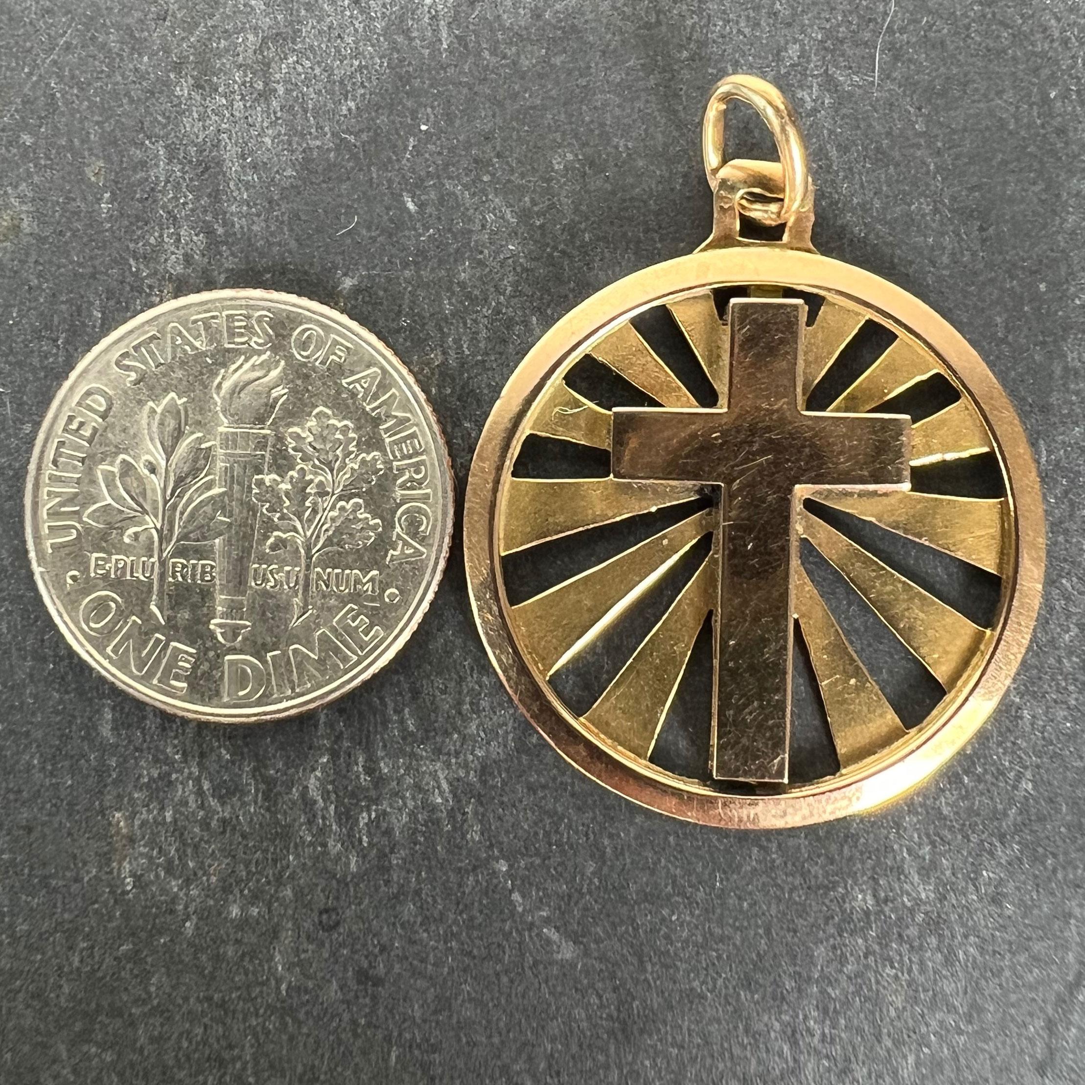 Ciondolo francese d'epoca in oro giallo 18 carati a forma di croce radiante con medaglia in vendita 7