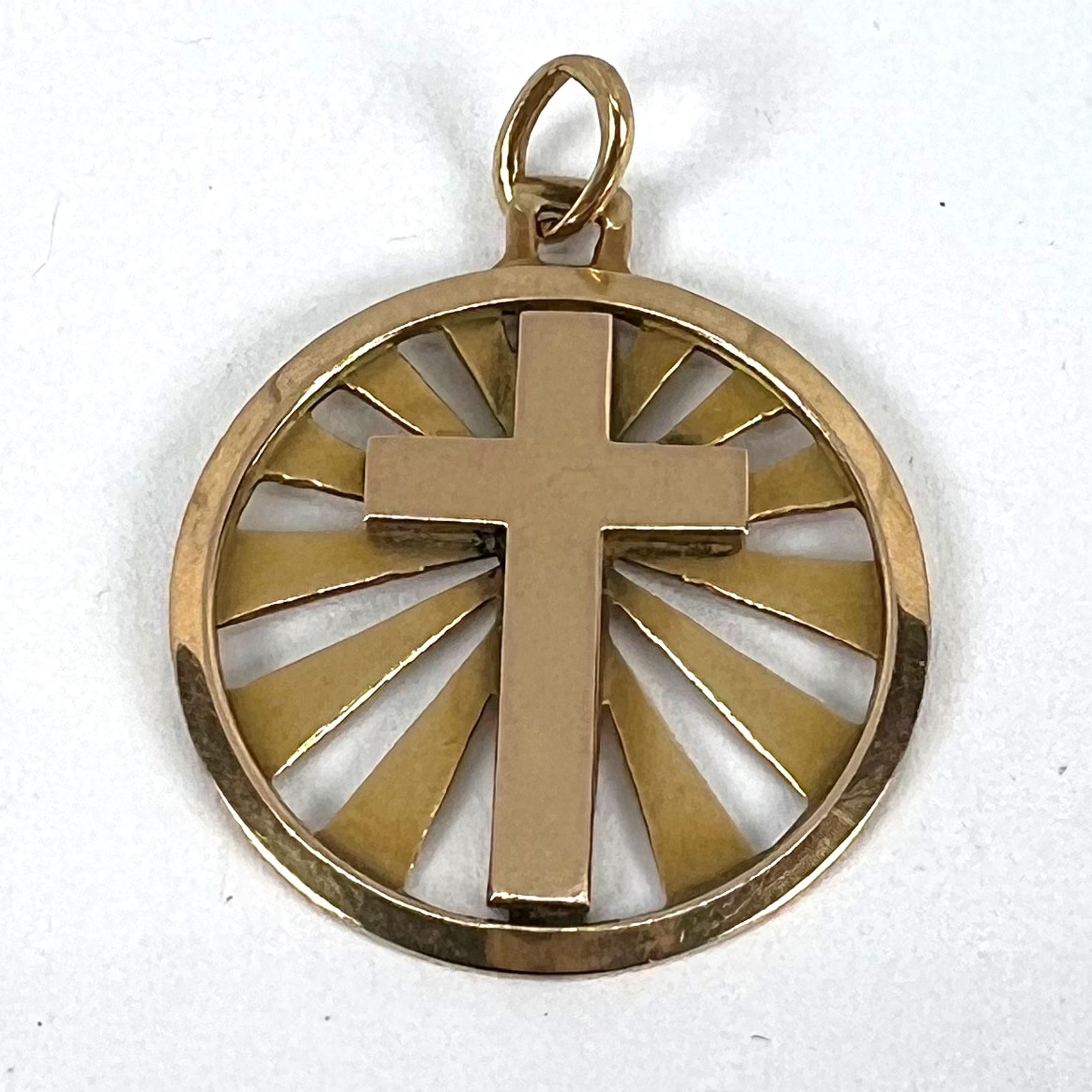 Ciondolo francese d'epoca in oro giallo 18 carati a forma di croce radiante con medaglia in vendita 9