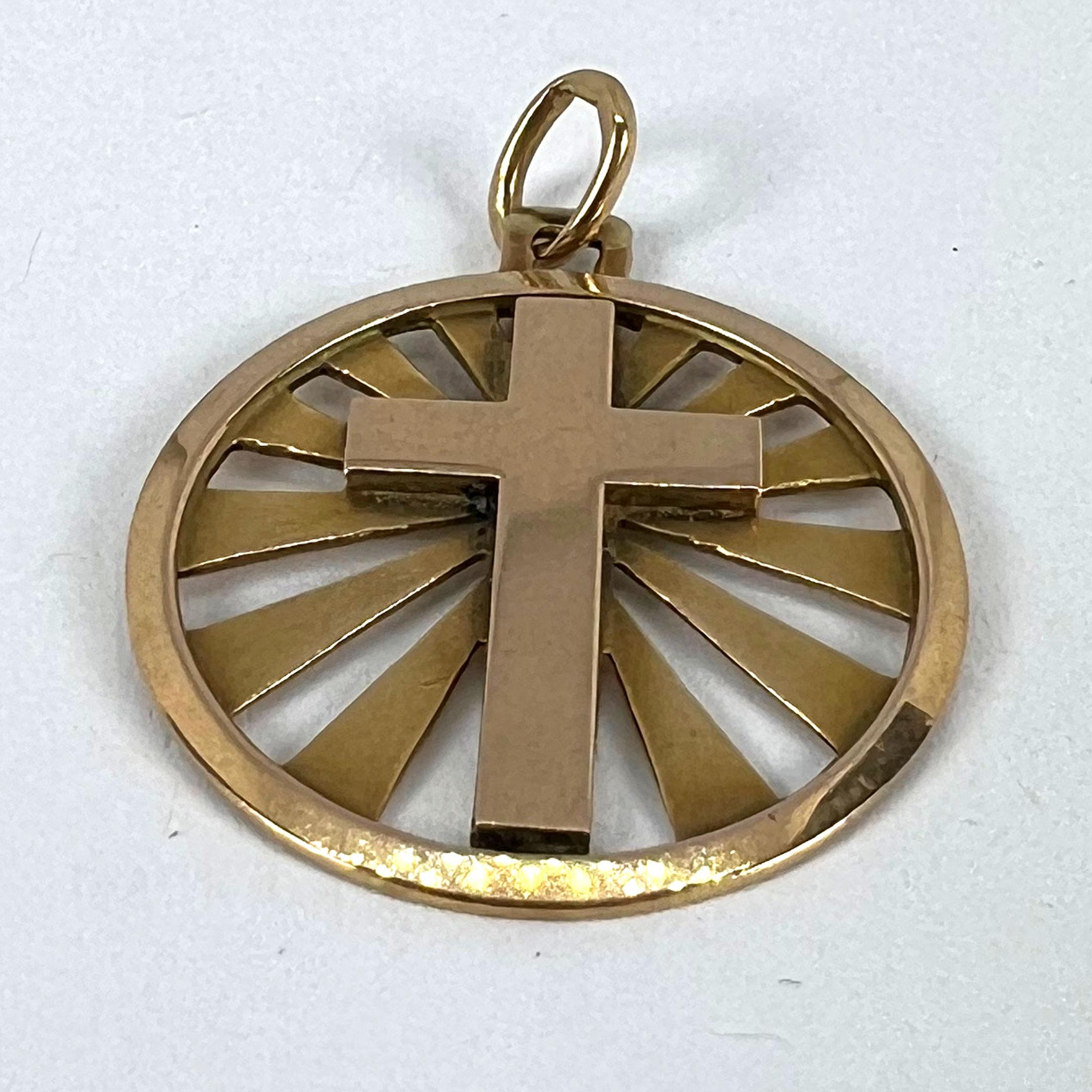 Ciondolo francese d'epoca in oro giallo 18 carati a forma di croce radiante con medaglia in vendita 10