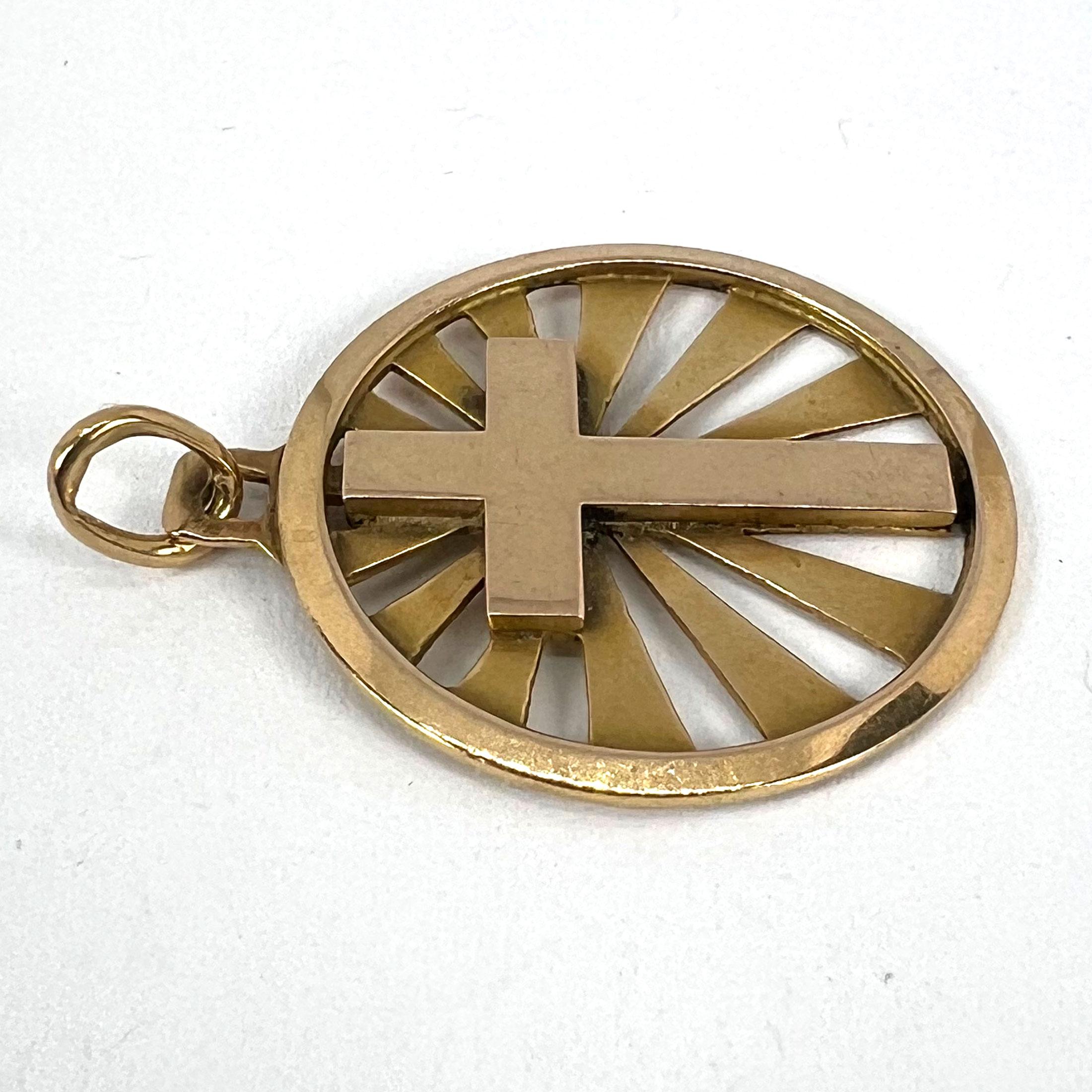Ciondolo francese d'epoca in oro giallo 18 carati a forma di croce radiante con medaglia in vendita 11