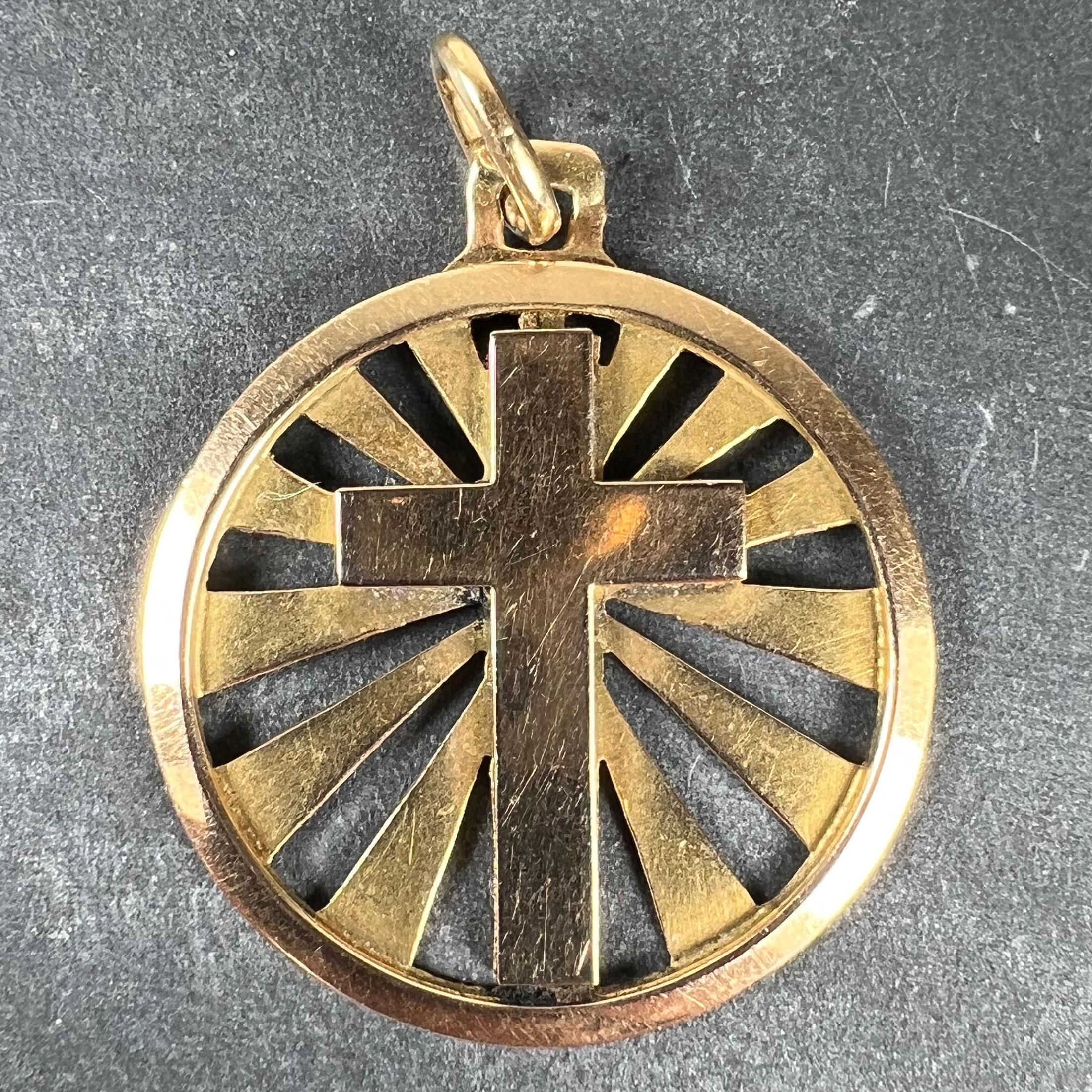 Ciondolo francese d'epoca in oro giallo 18 carati (18K) disegnato come una croce in una cornice circolare con un raggio di sole dietro di essa. Timbrato con il marchio dell'aquila per l'oro a 18 carati e la manifattura francese. Il marchio è