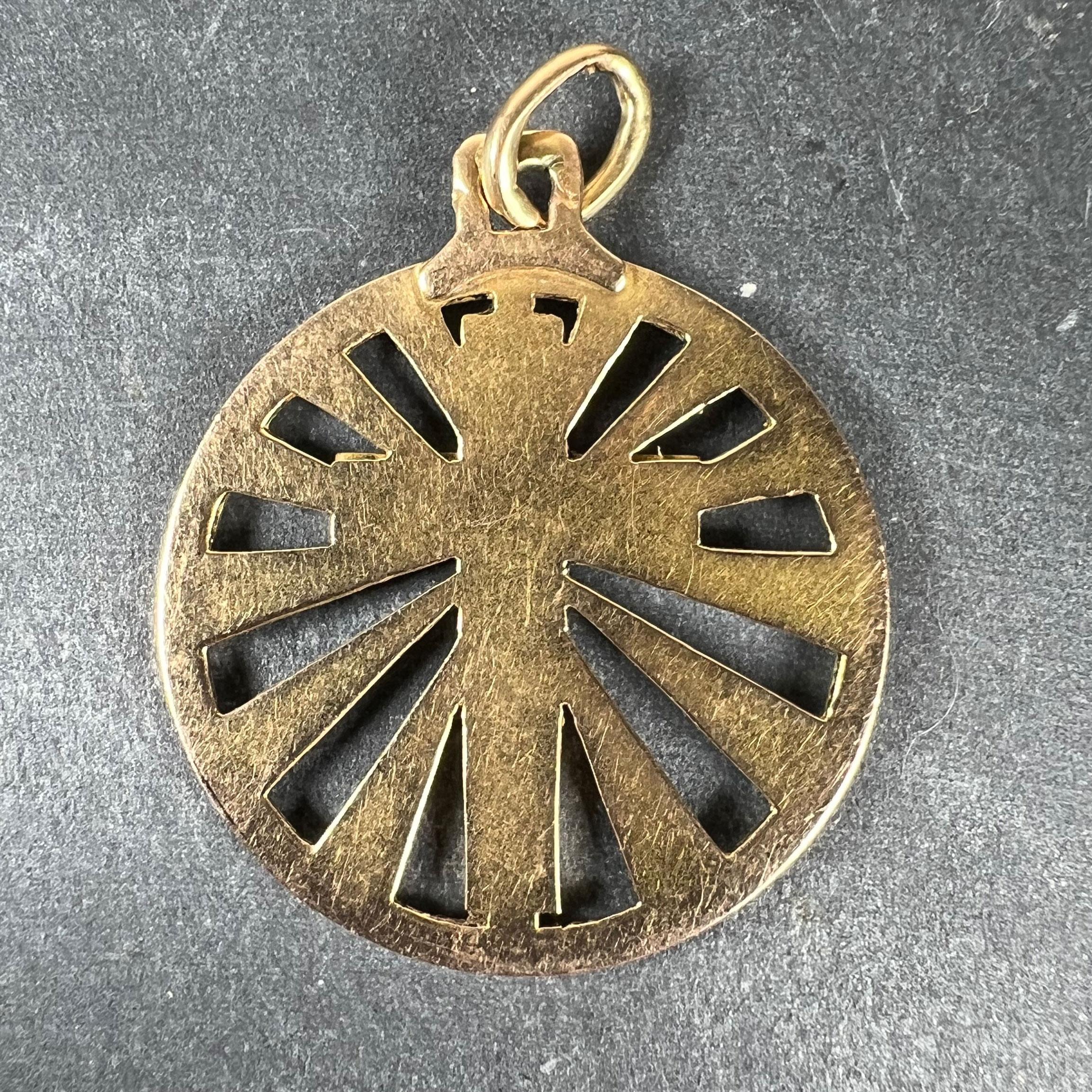 Ciondolo francese d'epoca in oro giallo 18 carati a forma di croce radiante con medaglia In condizioni buone in vendita a London, GB