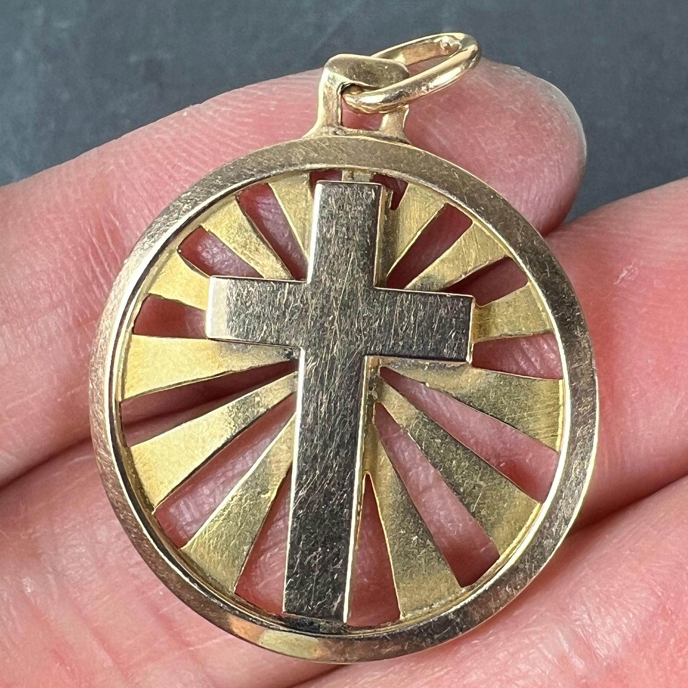 Ciondolo francese d'epoca in oro giallo 18 carati a forma di croce radiante con medaglia in vendita 1