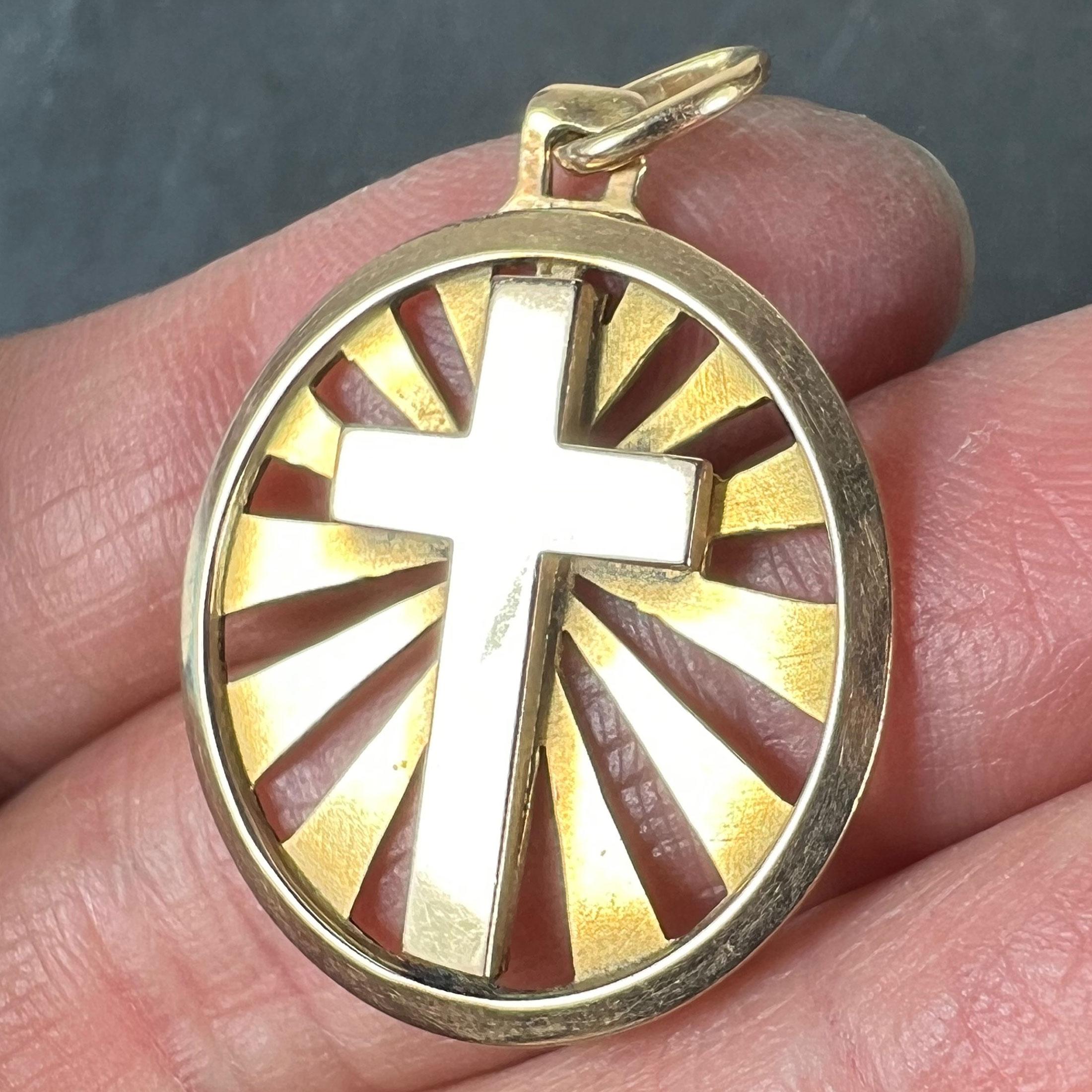 Ciondolo francese d'epoca in oro giallo 18 carati a forma di croce radiante con medaglia in vendita 2