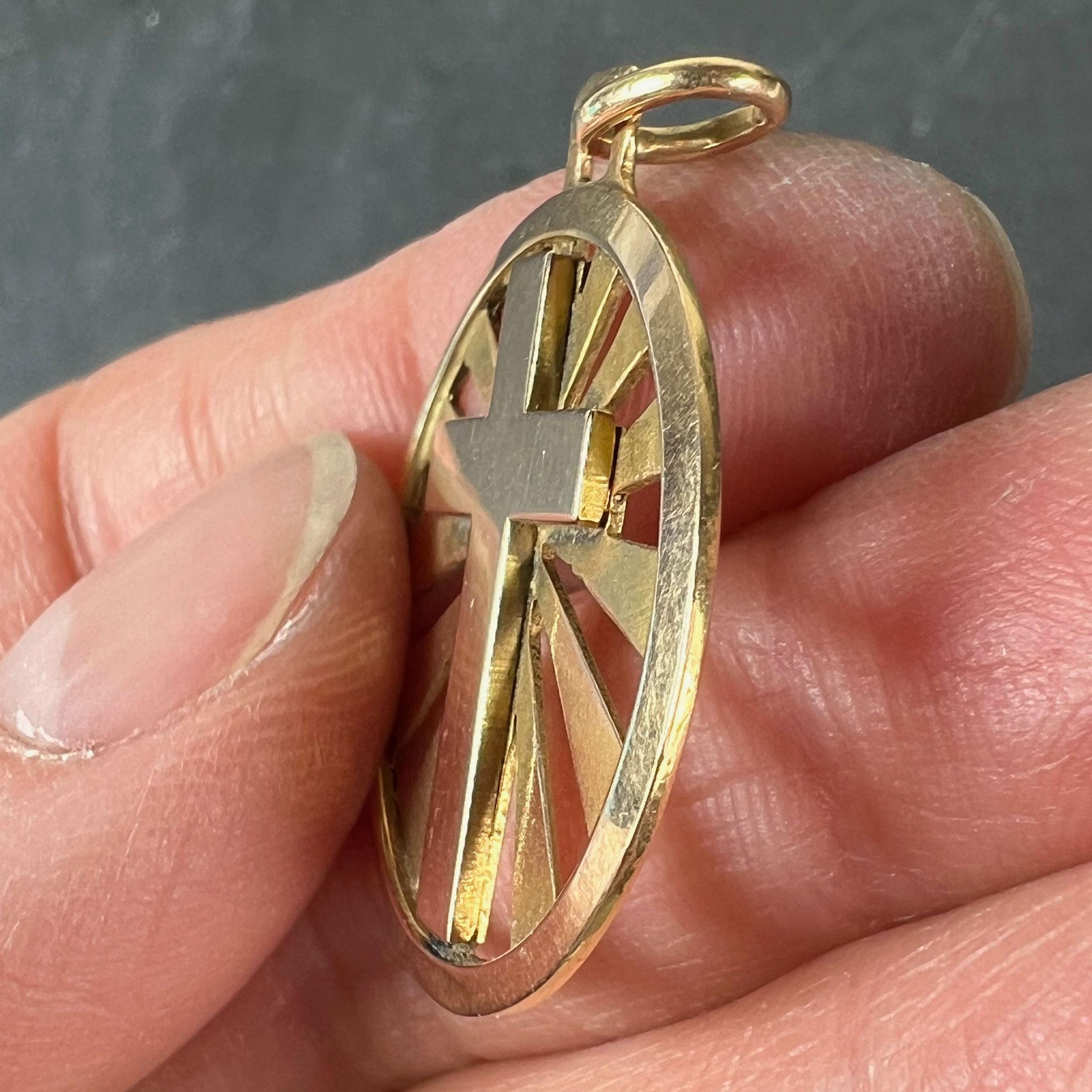 Ciondolo francese d'epoca in oro giallo 18 carati a forma di croce radiante con medaglia in vendita 3