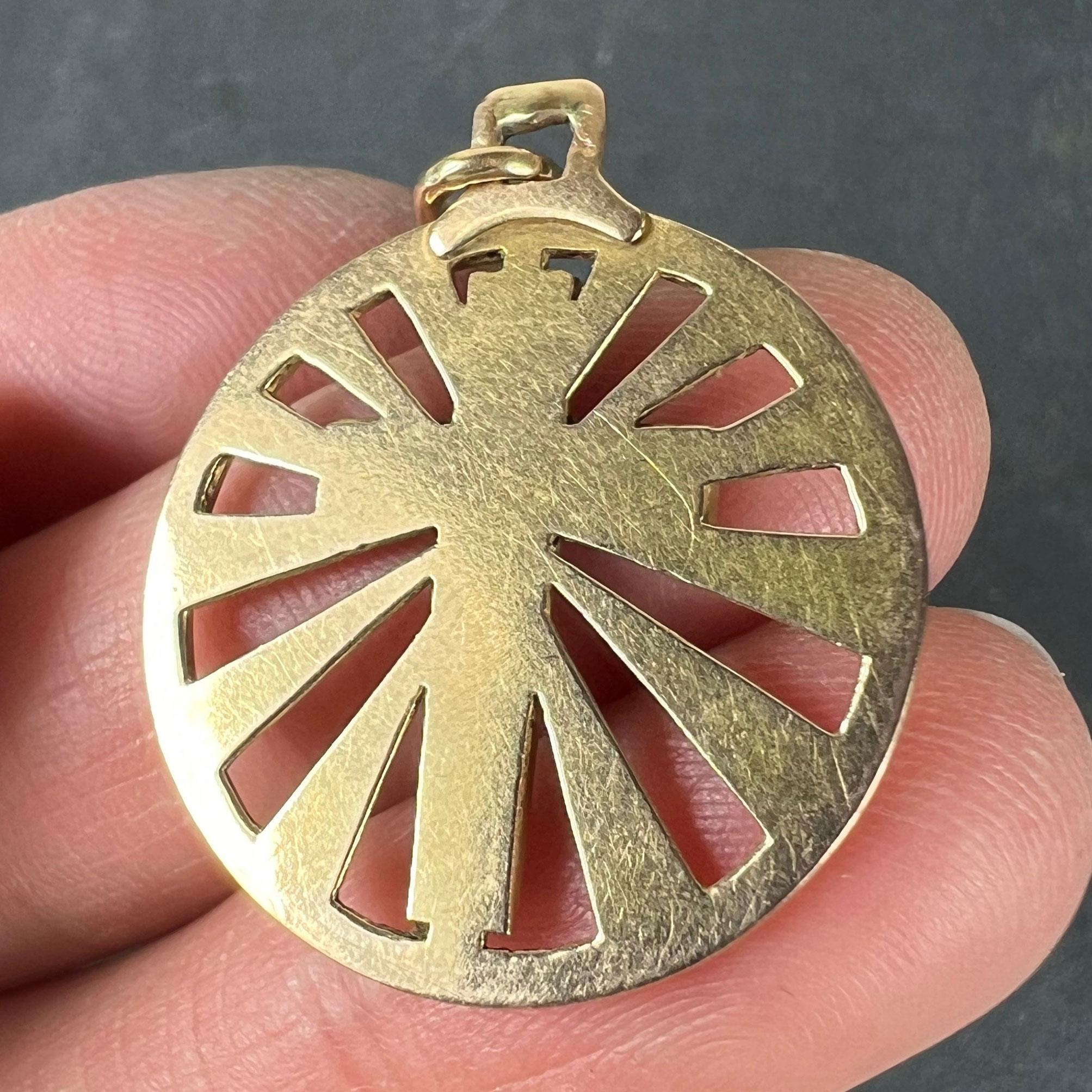 Ciondolo francese d'epoca in oro giallo 18 carati a forma di croce radiante con medaglia in vendita 5