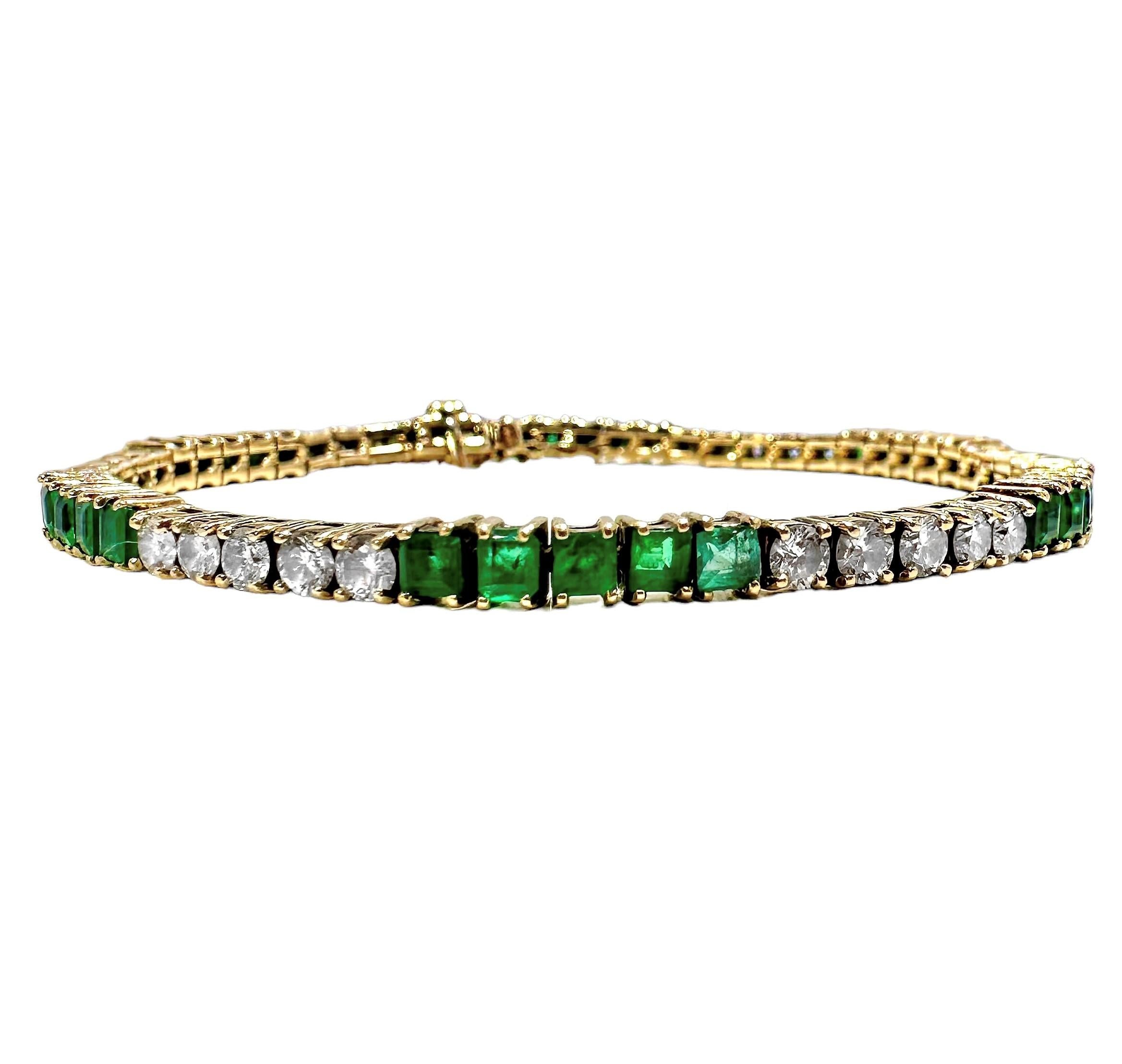 Ce délicat bracelet tennis français du milieu du XXe siècle a été habilement fabriqué en or jaune 18 carats, avec des sections alternées de 5 pierres, diamants taille brillant et émeraudes vertes brillantes. Les 30 diamants ont un poids total