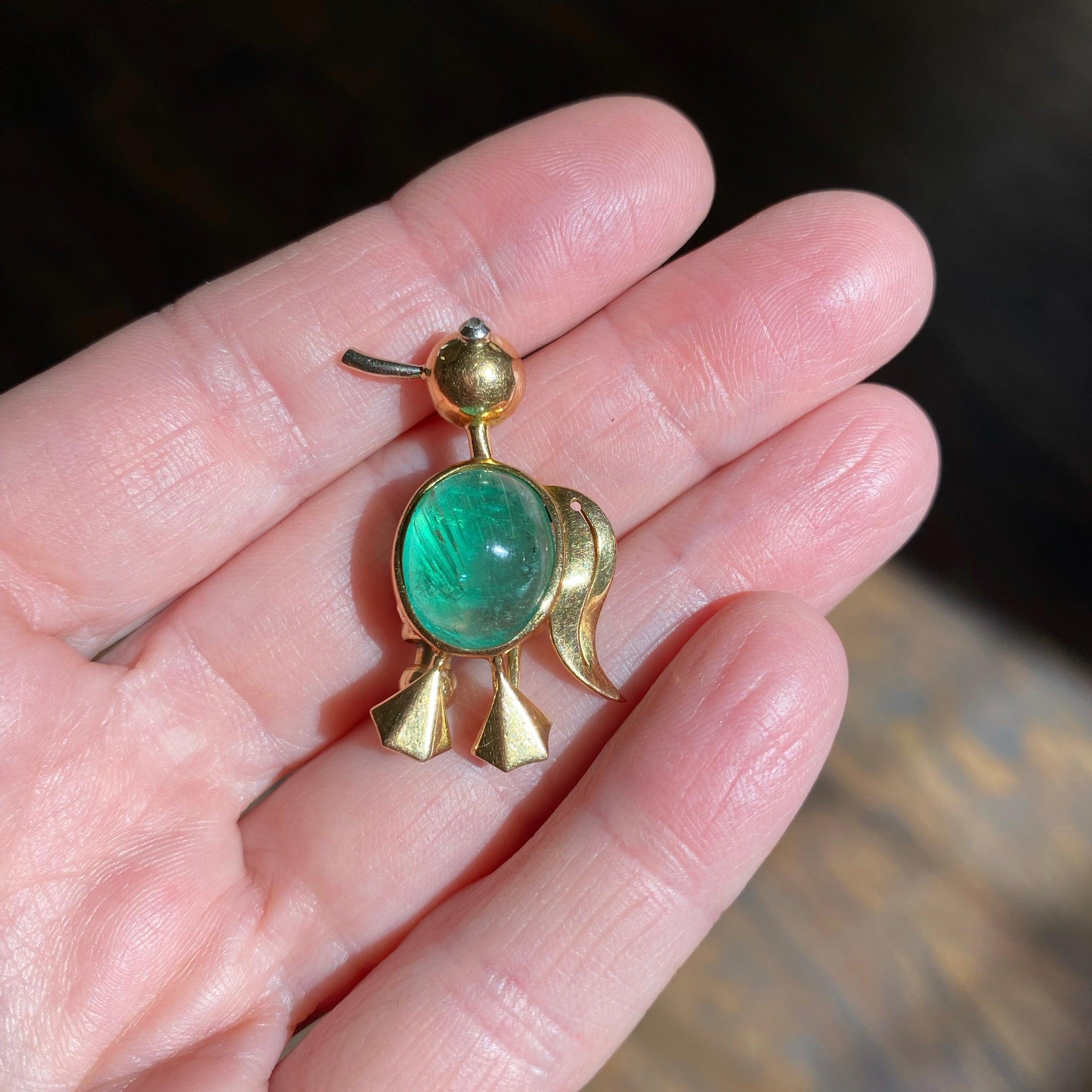 Women's or Men's Vintage French 18K Yellow Gold Emerald Bird Brooch For Sale